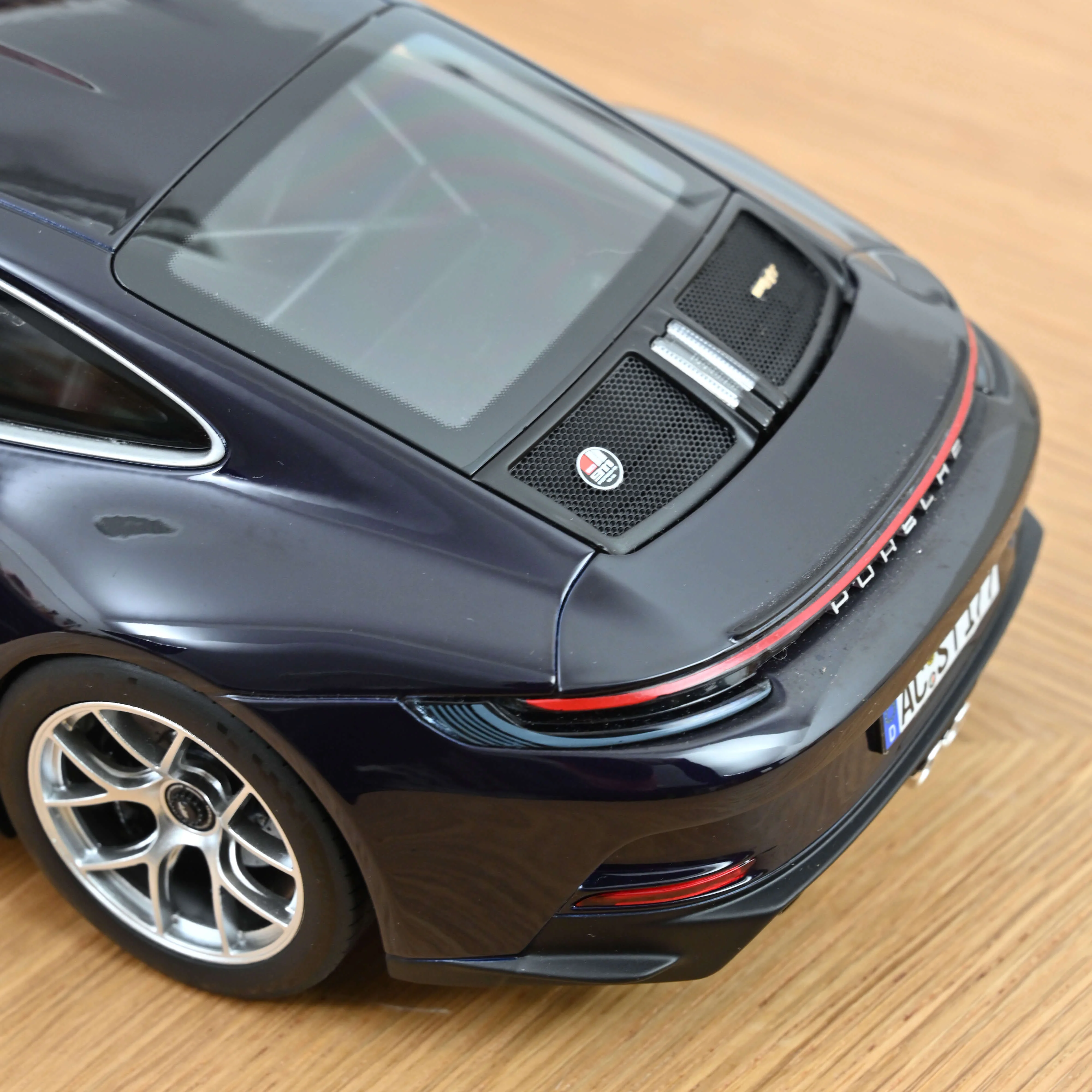 Porsche 911 S/T 2023 Violametallic 1/18 - 400 pcs