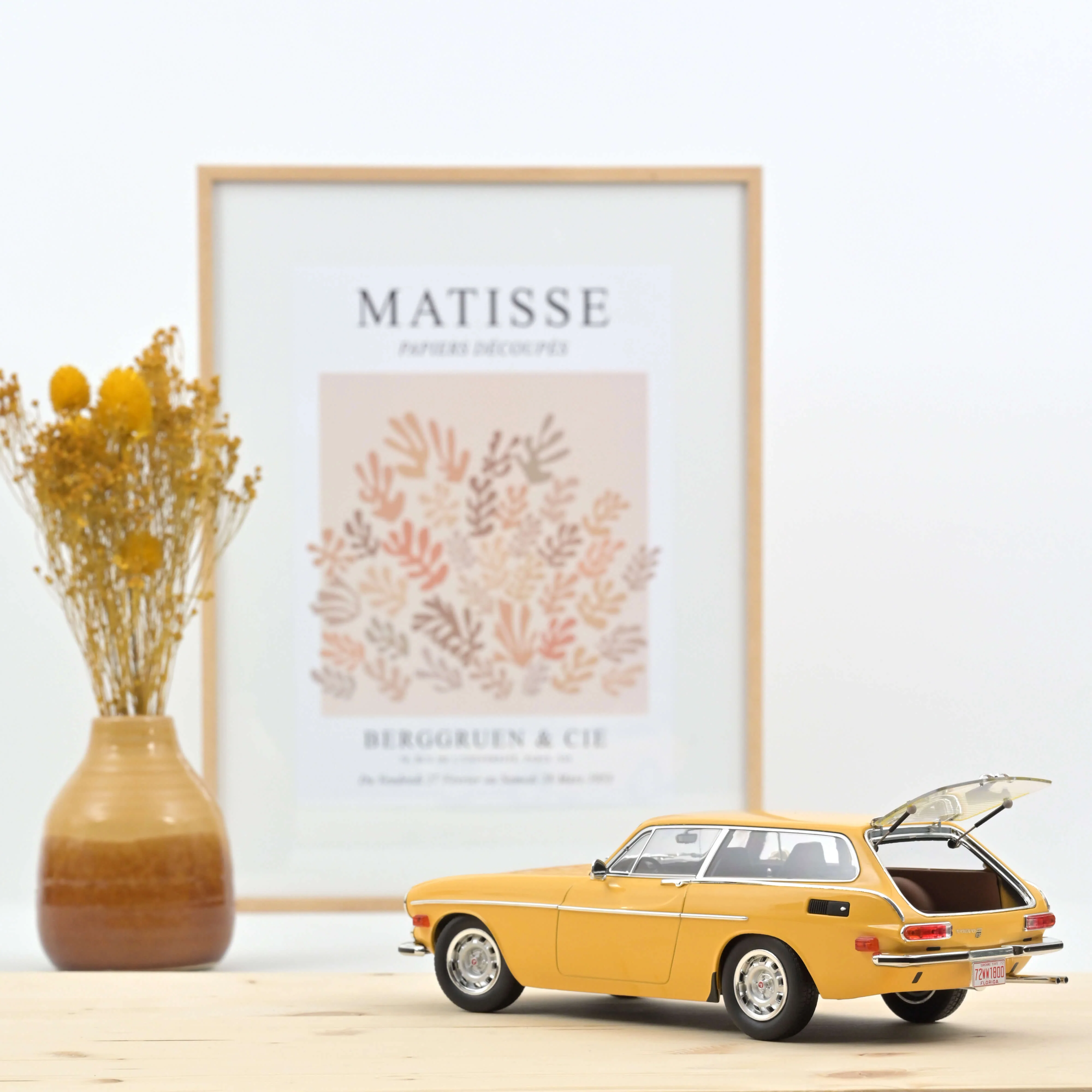 Volvo 1800 ES (version US) 1972 jaune soleil 1/18 - 400pcs