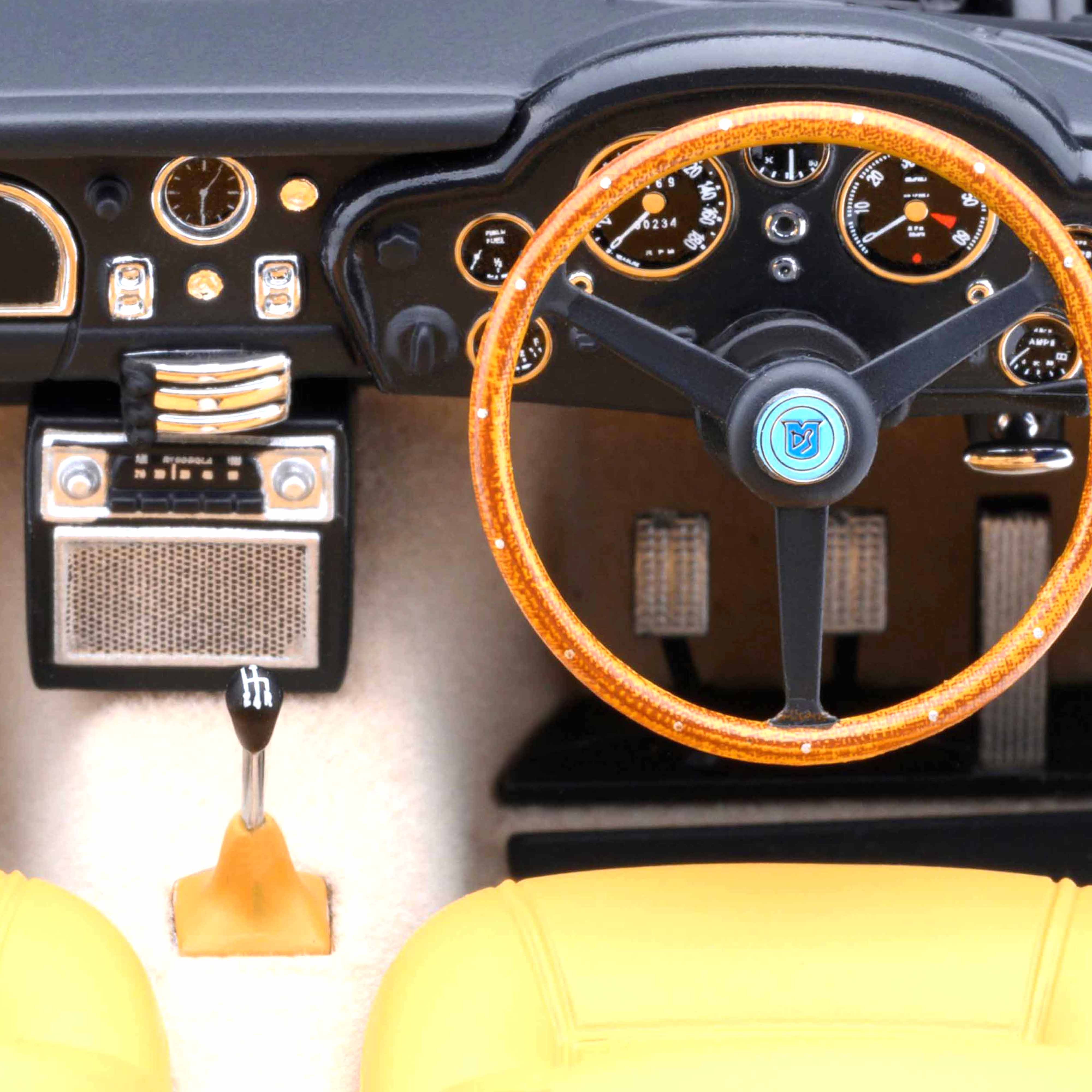 Aston Martin DB5 Vert de course britannique 1/18