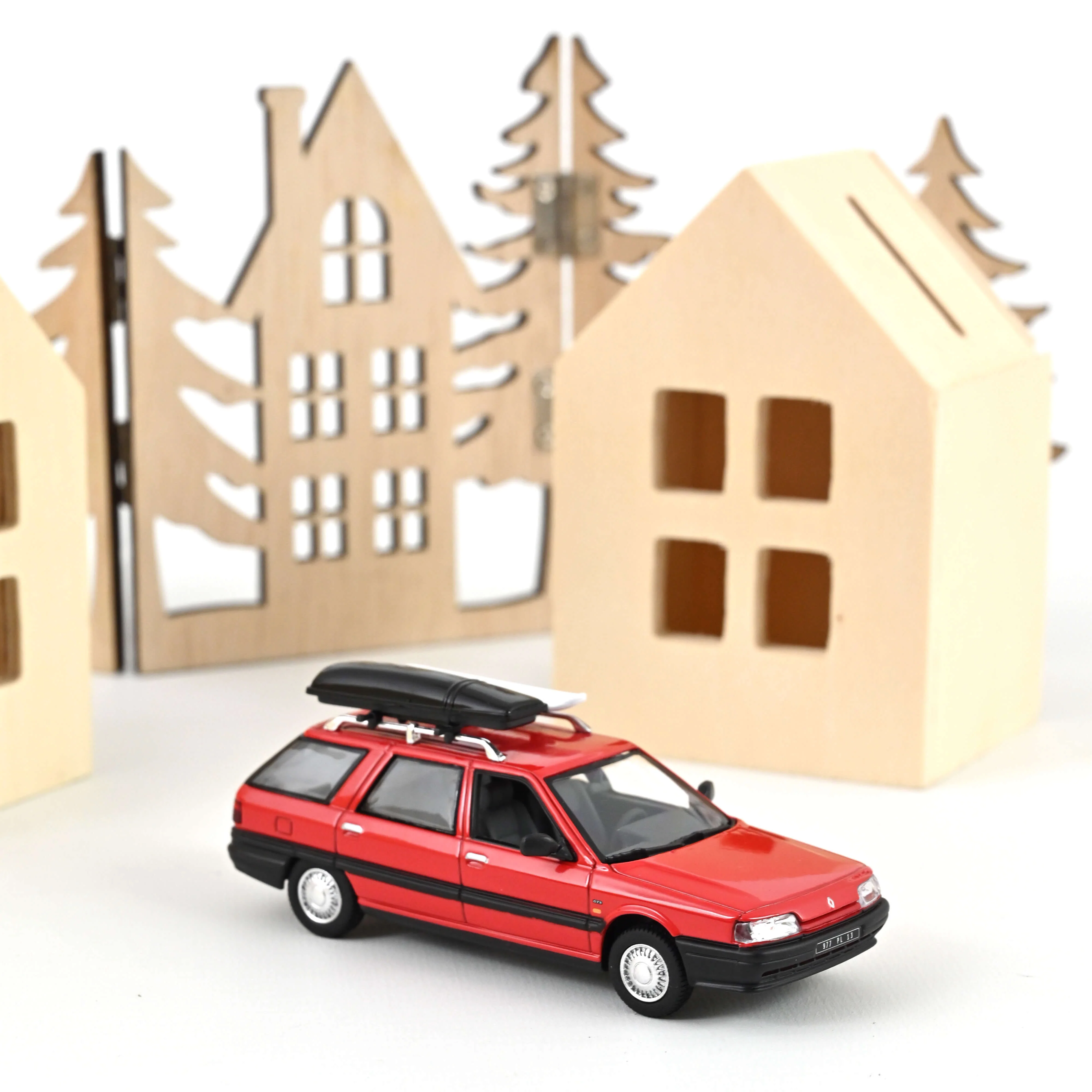 Renault 21 Nevada 1989 Rouge avec accessoires 1/43