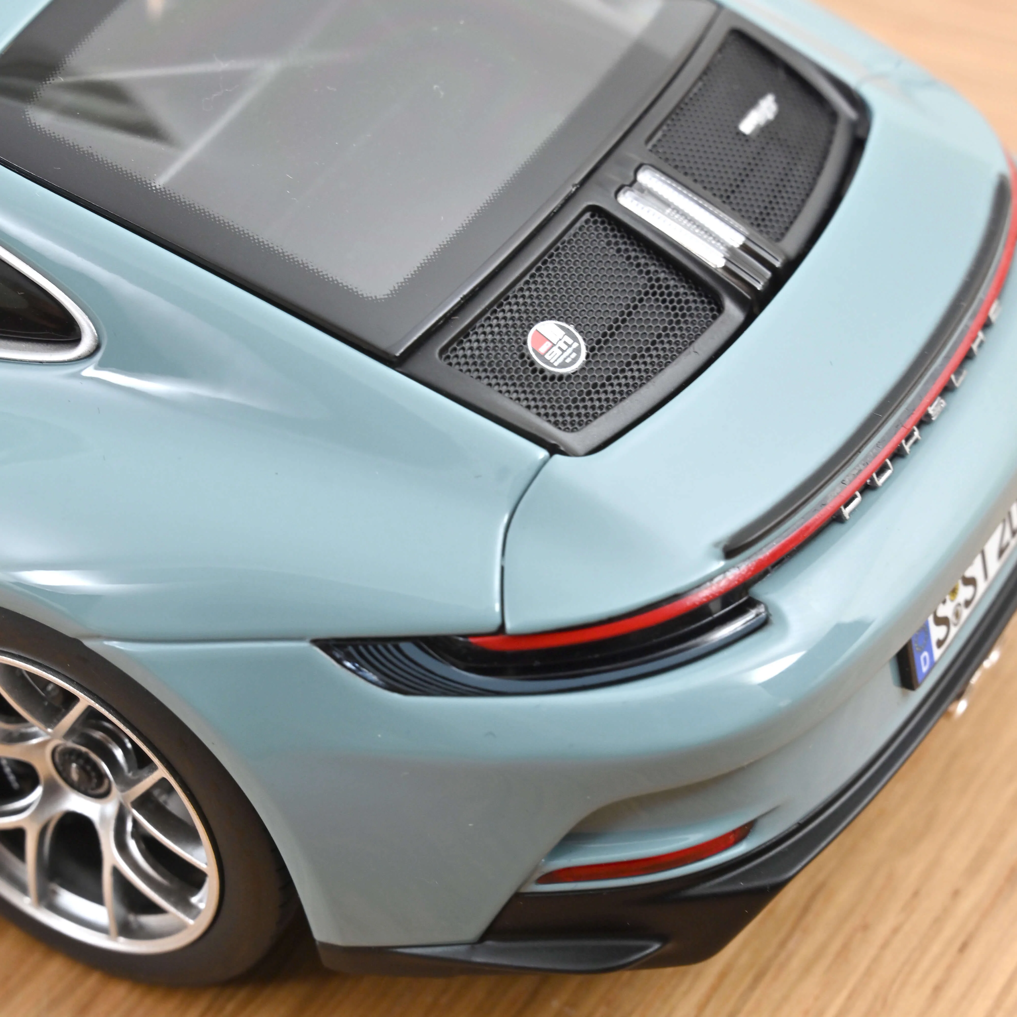 Porsche 911 S/T 2023 Bleu Meissen 1/18