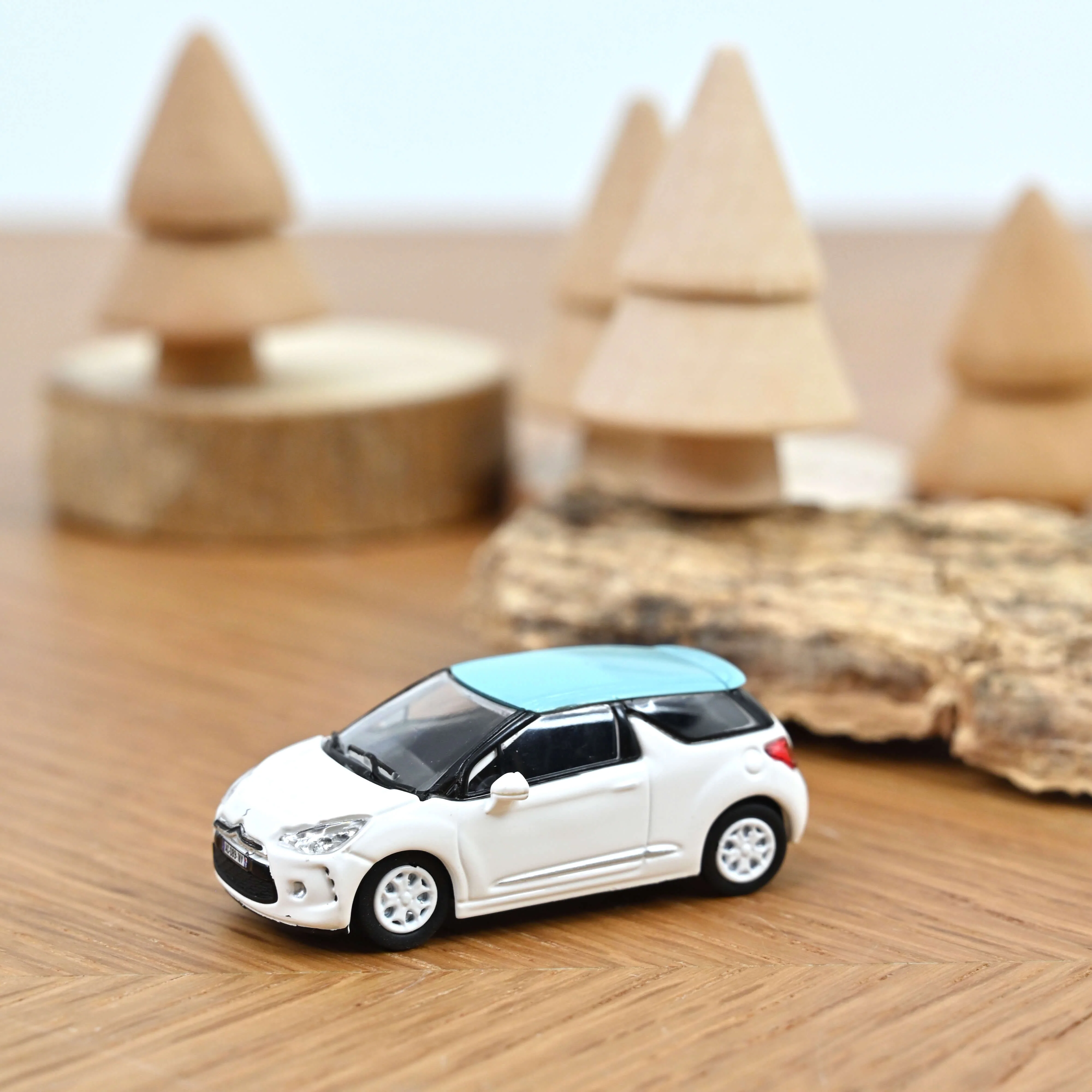 Citroën DS3 2010 Blanc Banquise et toit Bleu Boticelli 1/87