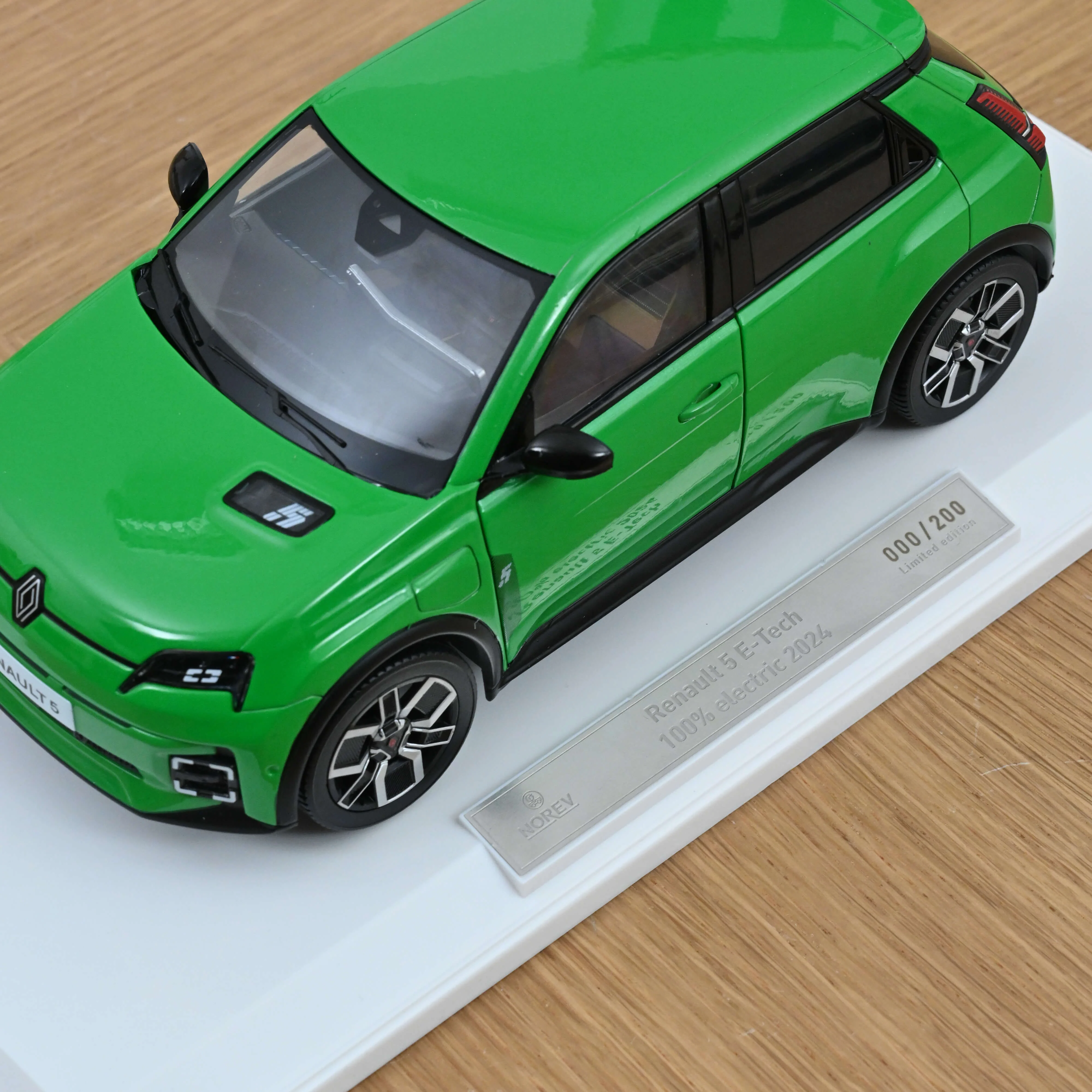 Renault 5 E-Tech Electrique 2024 Vert Pop 1/18 - 200 pcs