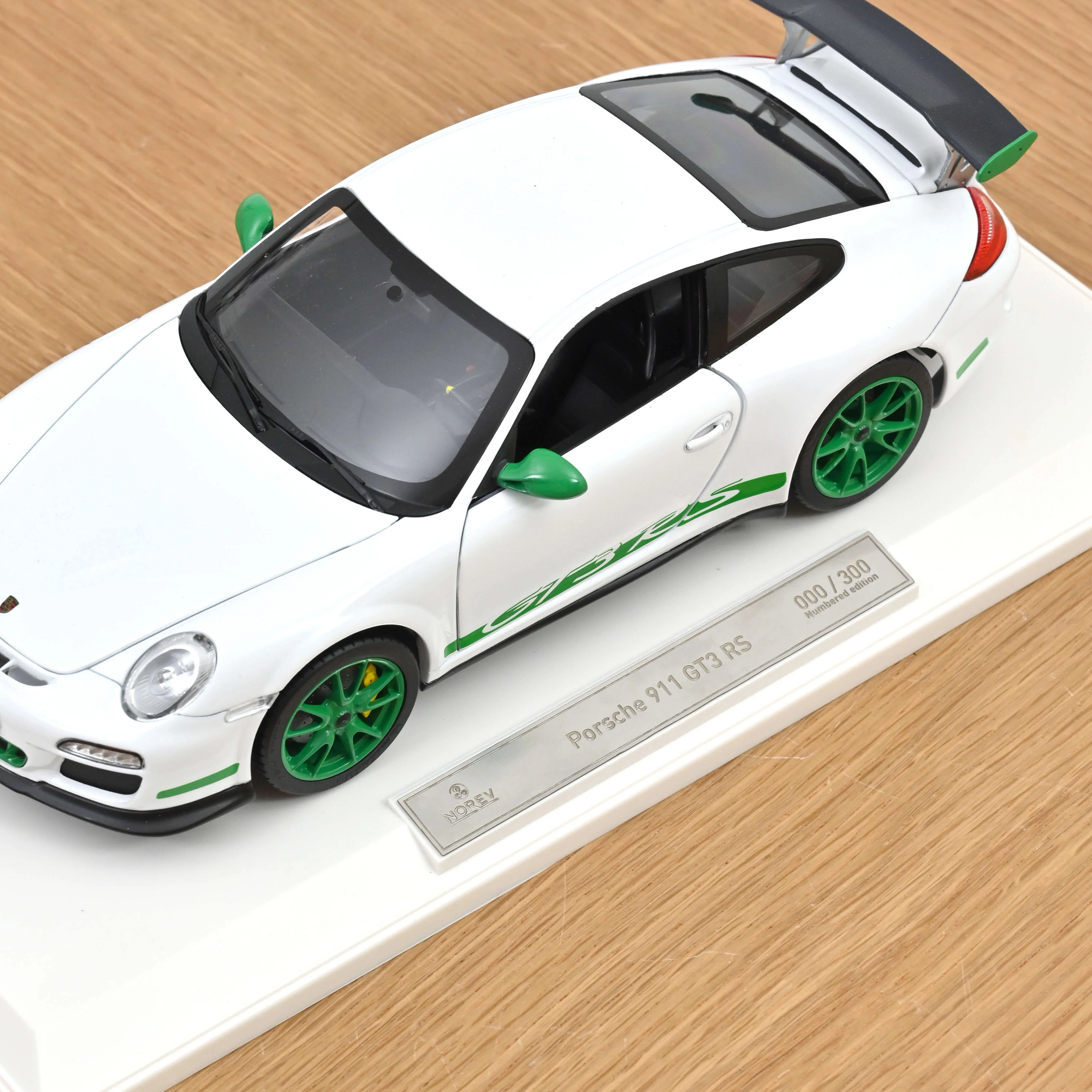 Porsche 911 GT3 RS 2009 Blanc et Vert Python 1/18 - 300pcs