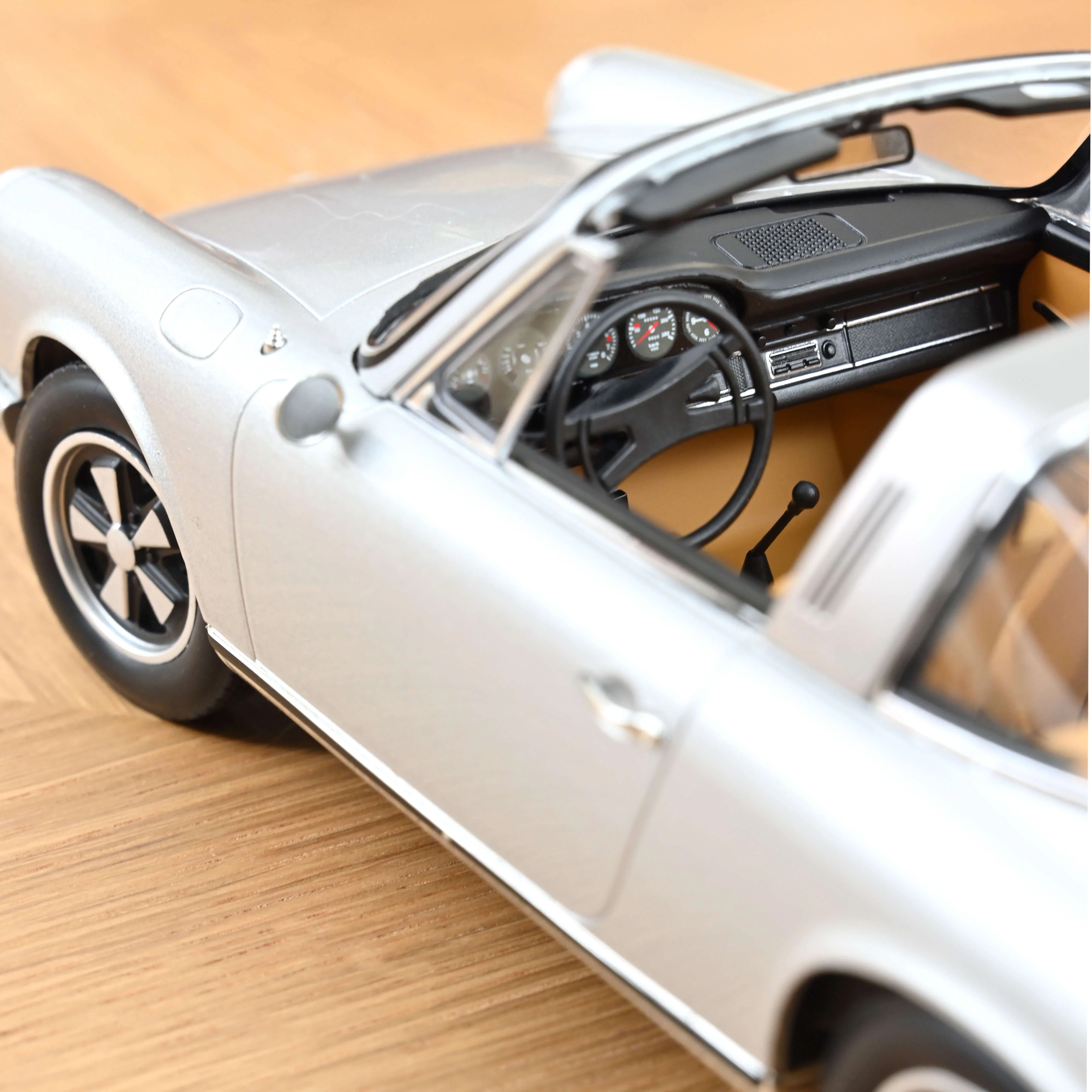 Porsche 911 E Targa 1969 Argent 1/18 - 400pcs
