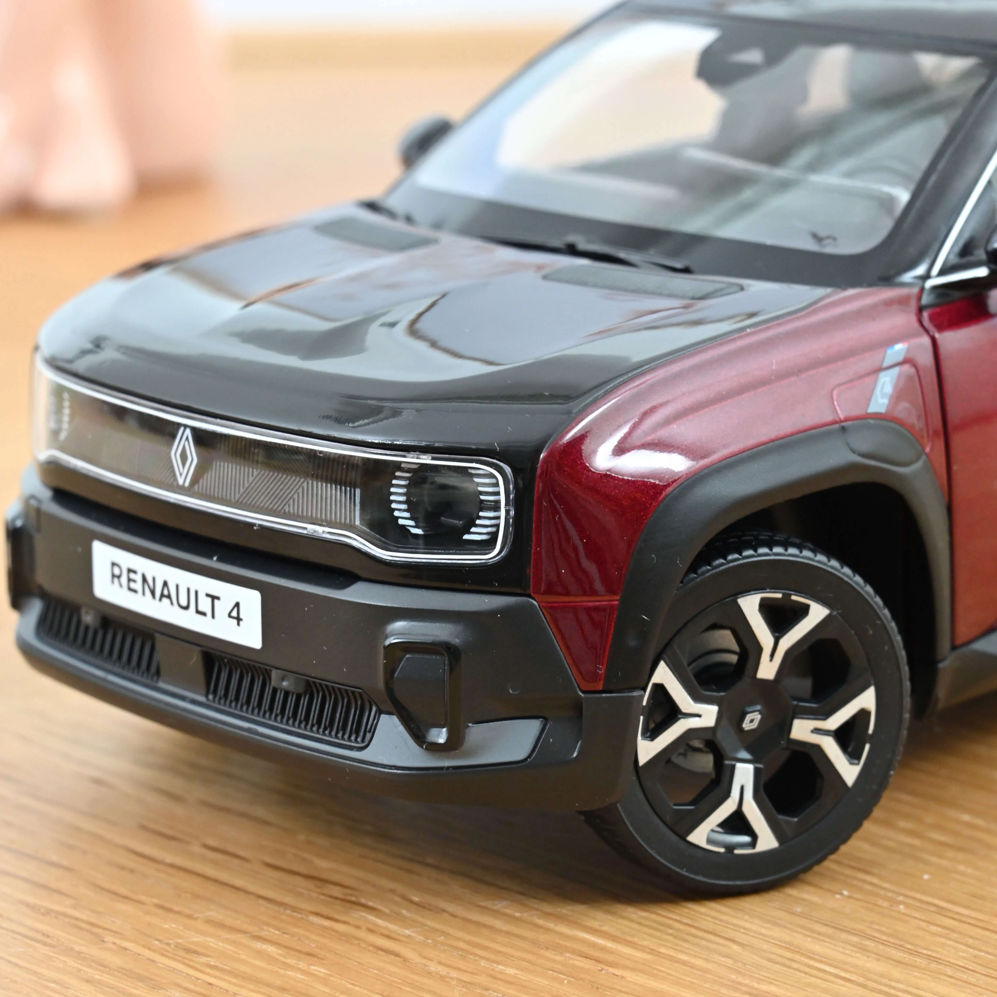Renault 4 E-Tech Electrique 2025 Rouge Carmin 1/18 - 300pcs