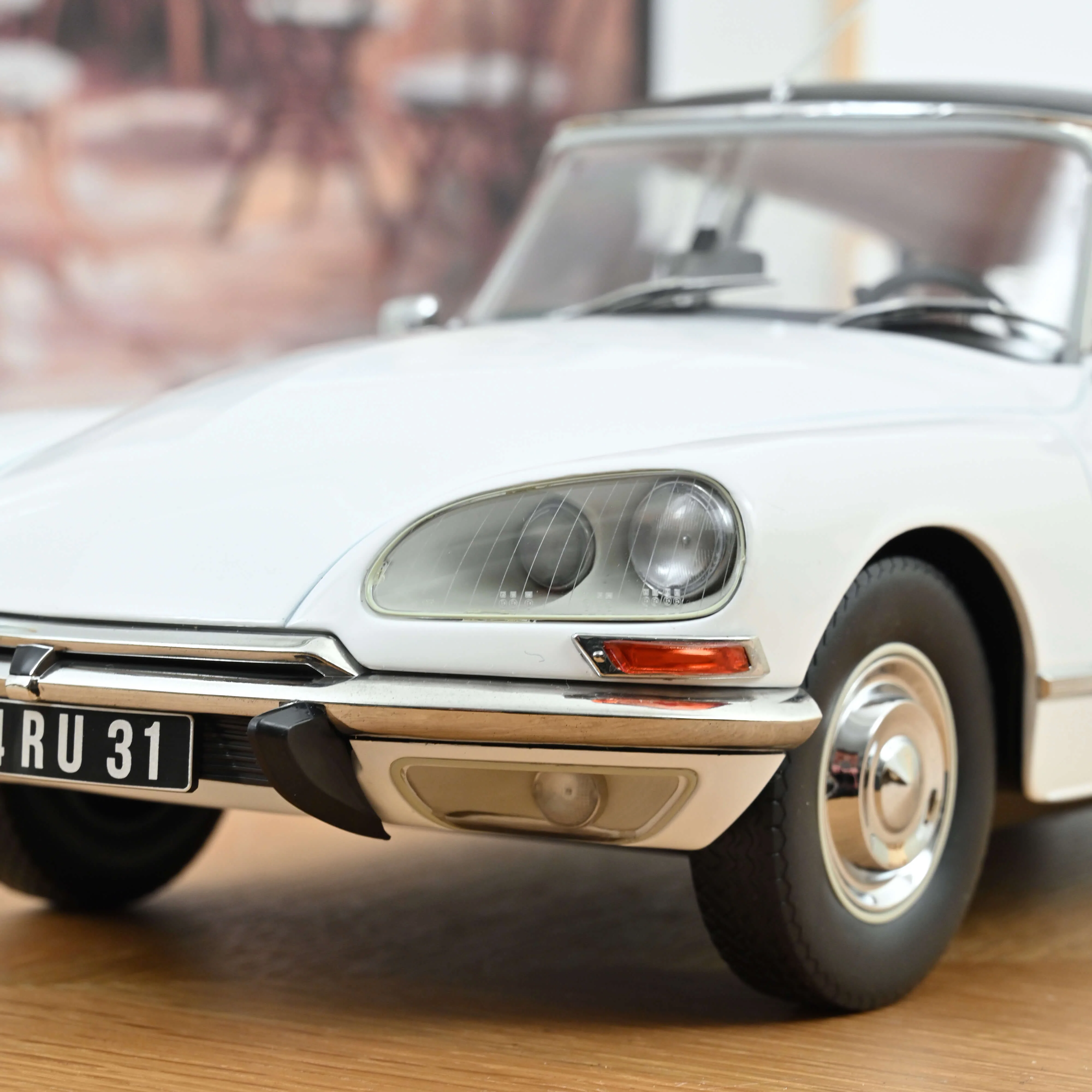 Citroën DS 23 Pallas 1973 Blanc et toit Vinyl Noir 1/12 - 200pcs