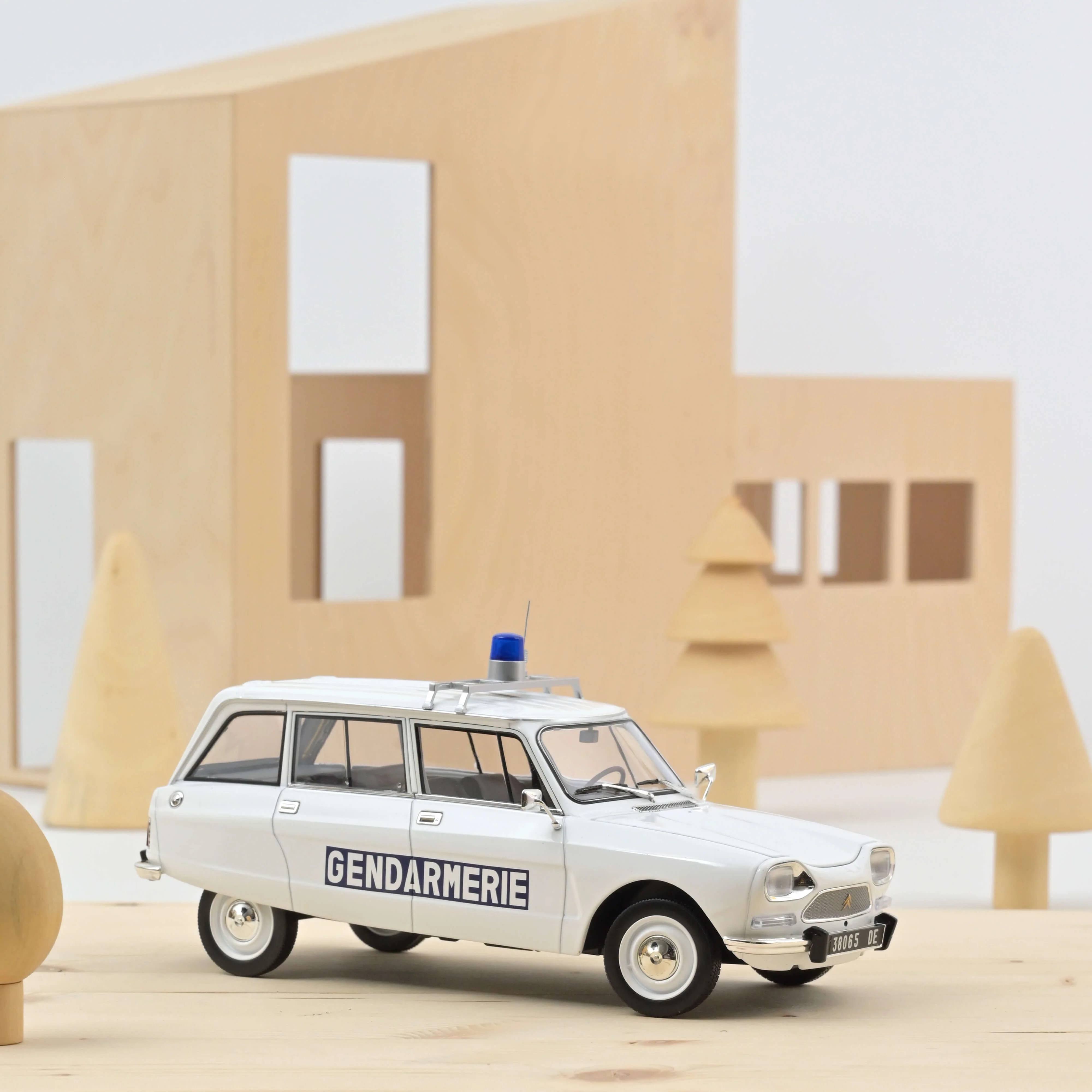 Citroën Ami 8 Break 1975 Gendarmerie 1/18 - 200pcs