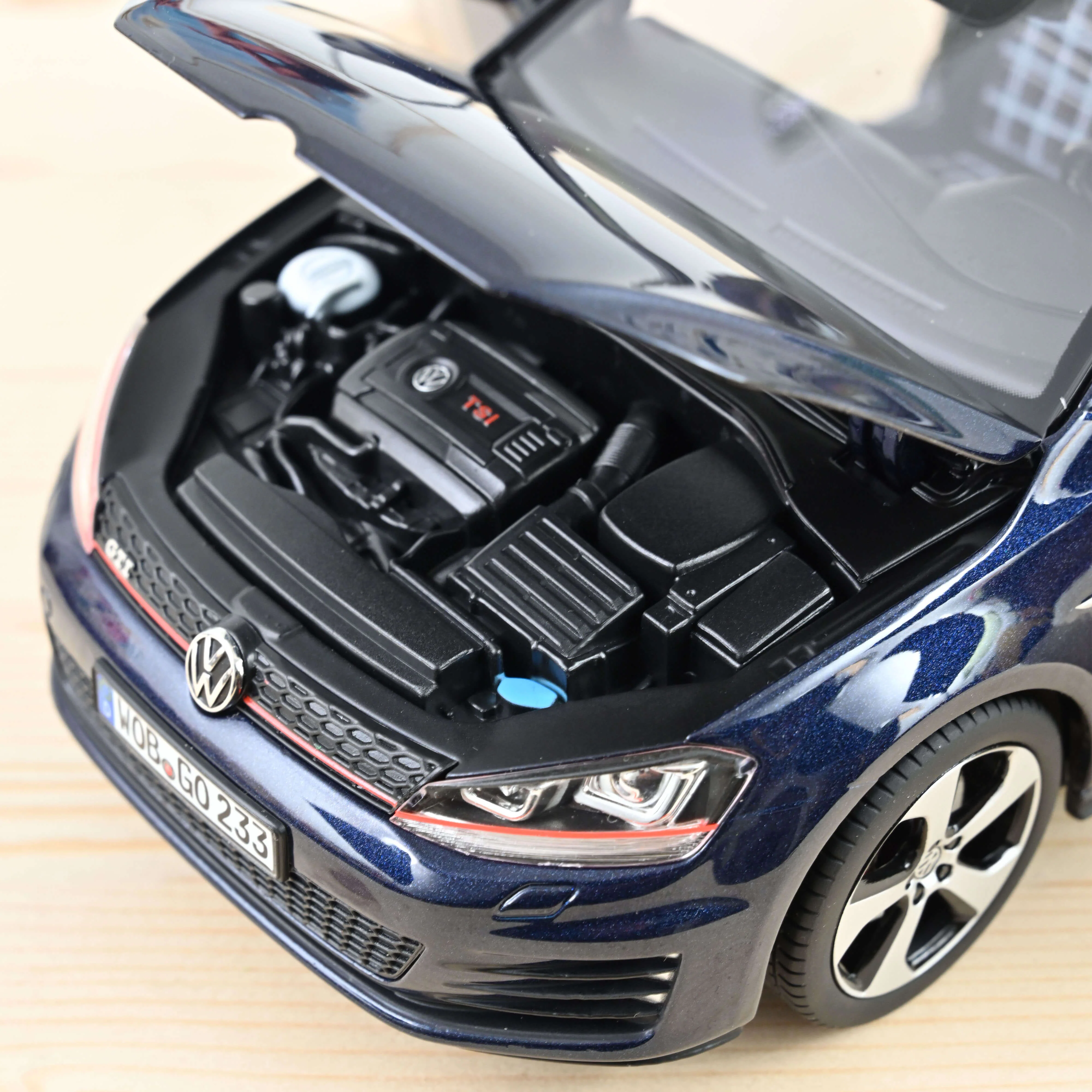 VW Golf GTI 2013 Bleu nuit métallisé 1/18 - 200pcs