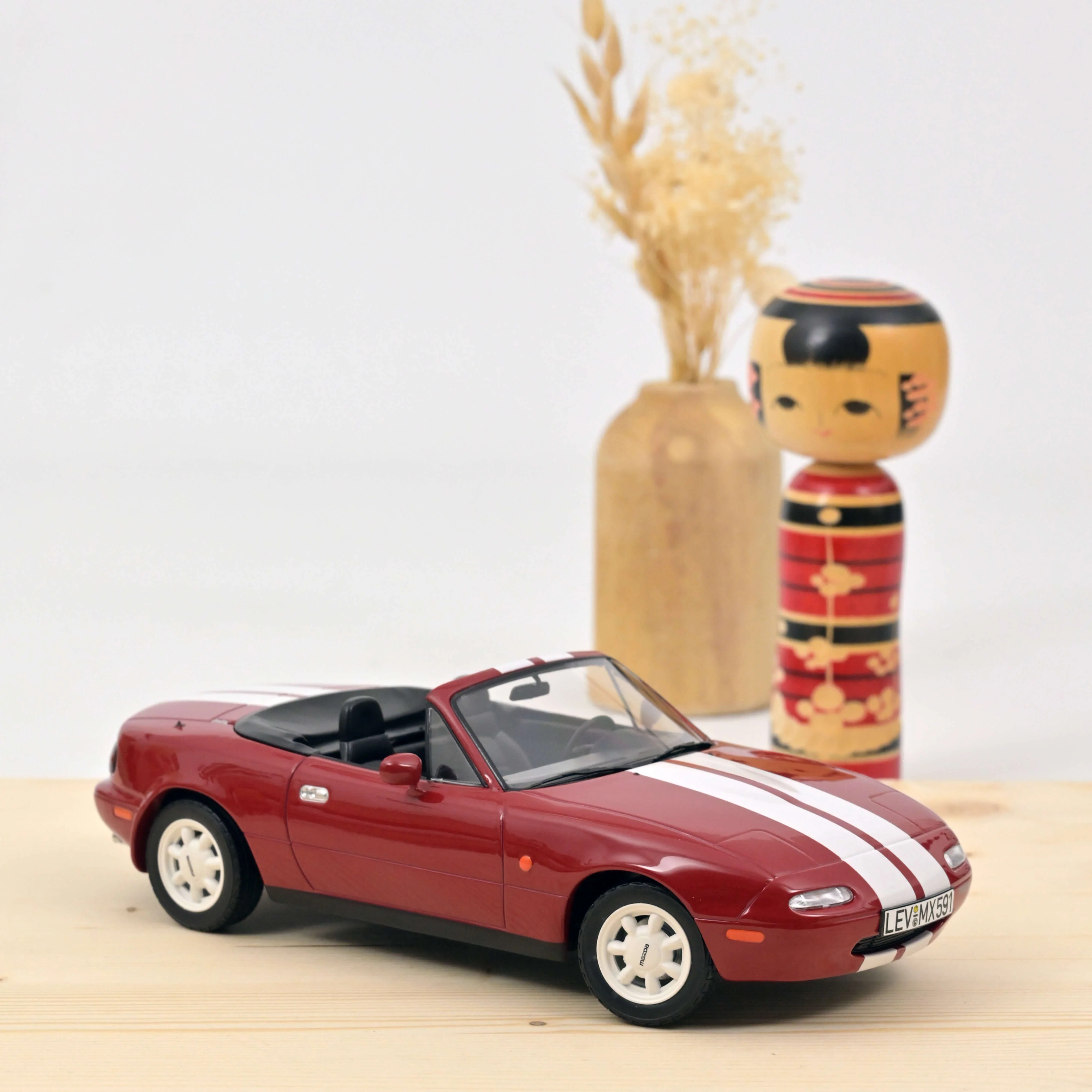 Mazda MX-5 1989 Rouge avec bandes 1/18 - 200pcs
