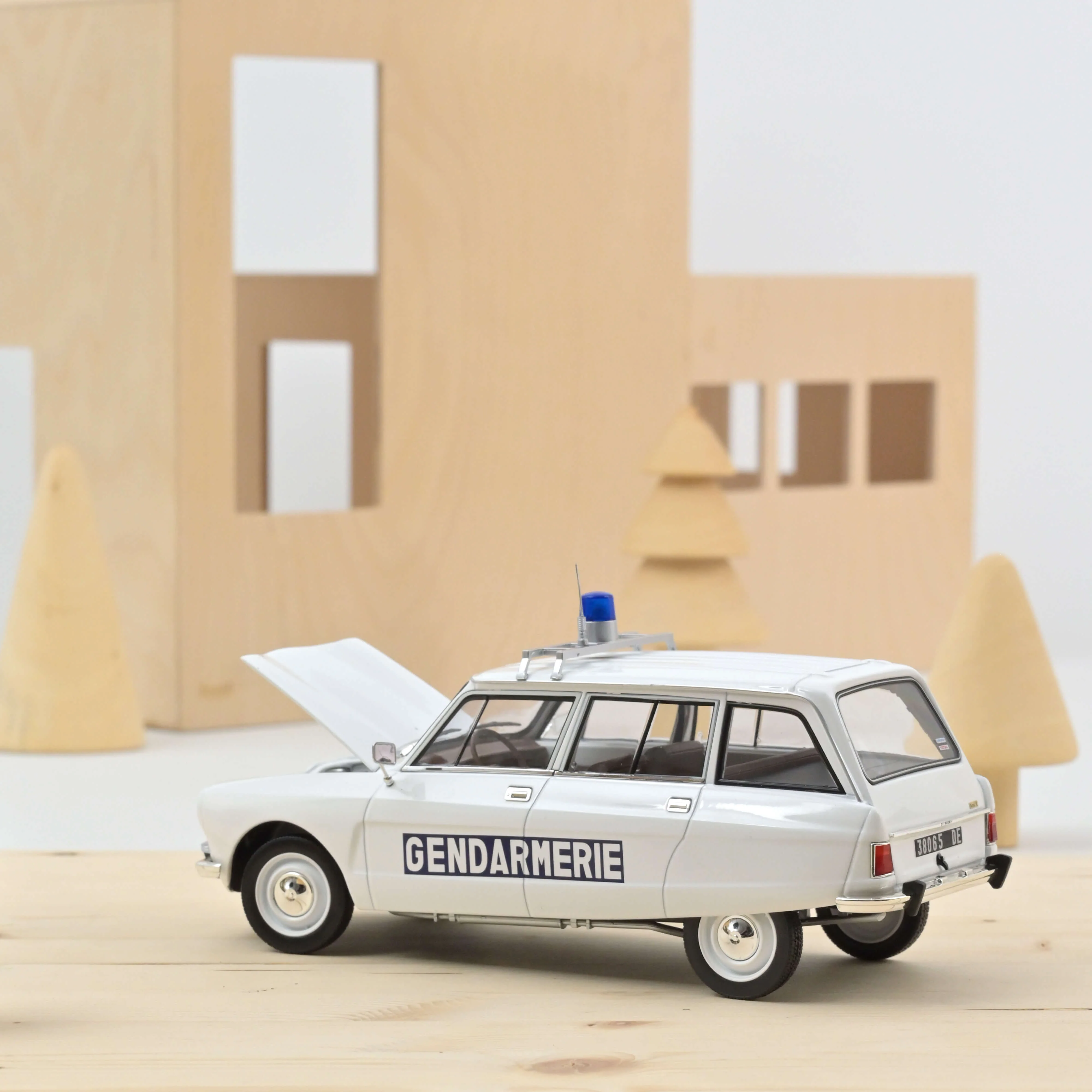 Citroën Ami 8 Break 1975 Gendarmerie 1/18 - 200pcs