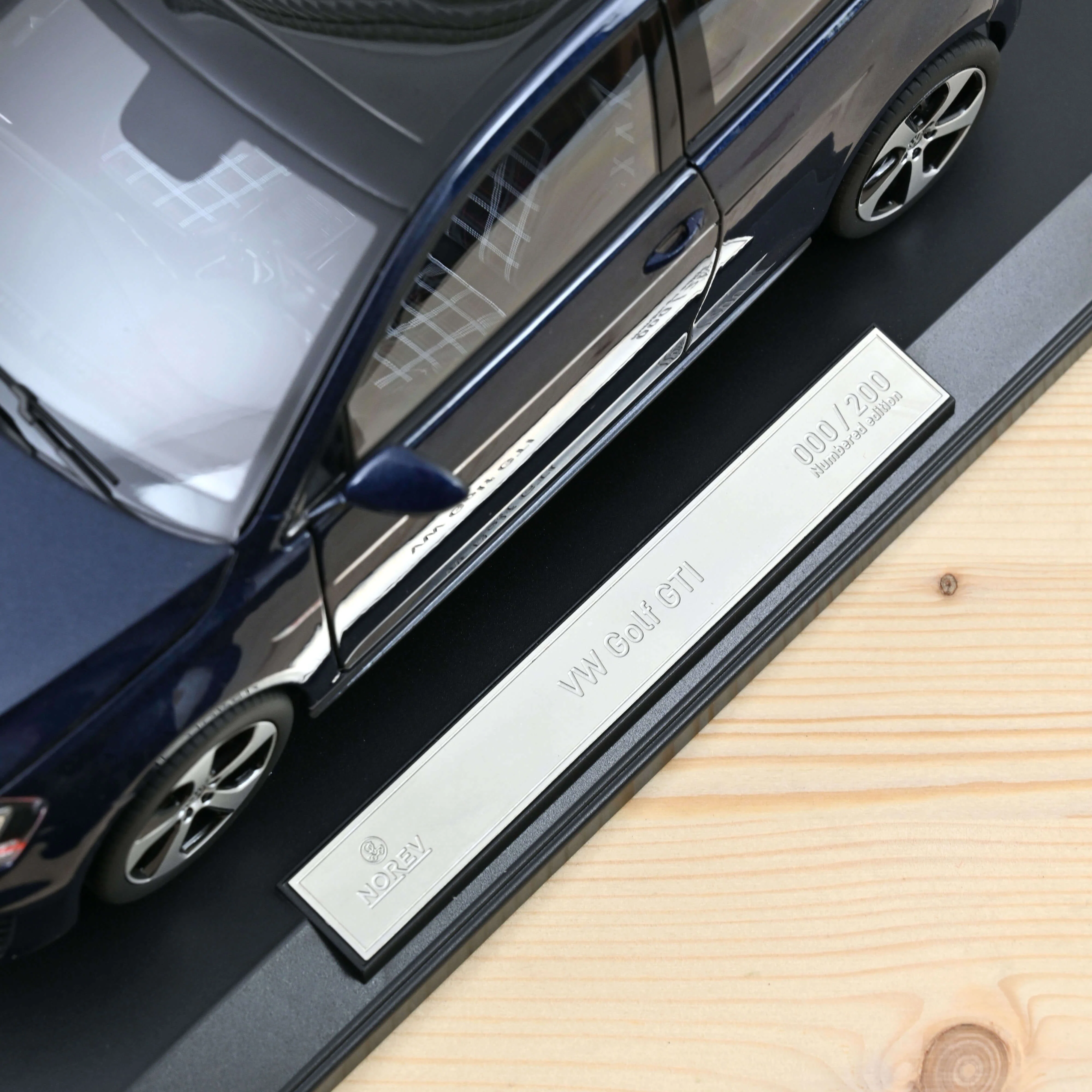 VW Golf GTI 2013 Bleu nuit métallisé 1/18 - 200pcs