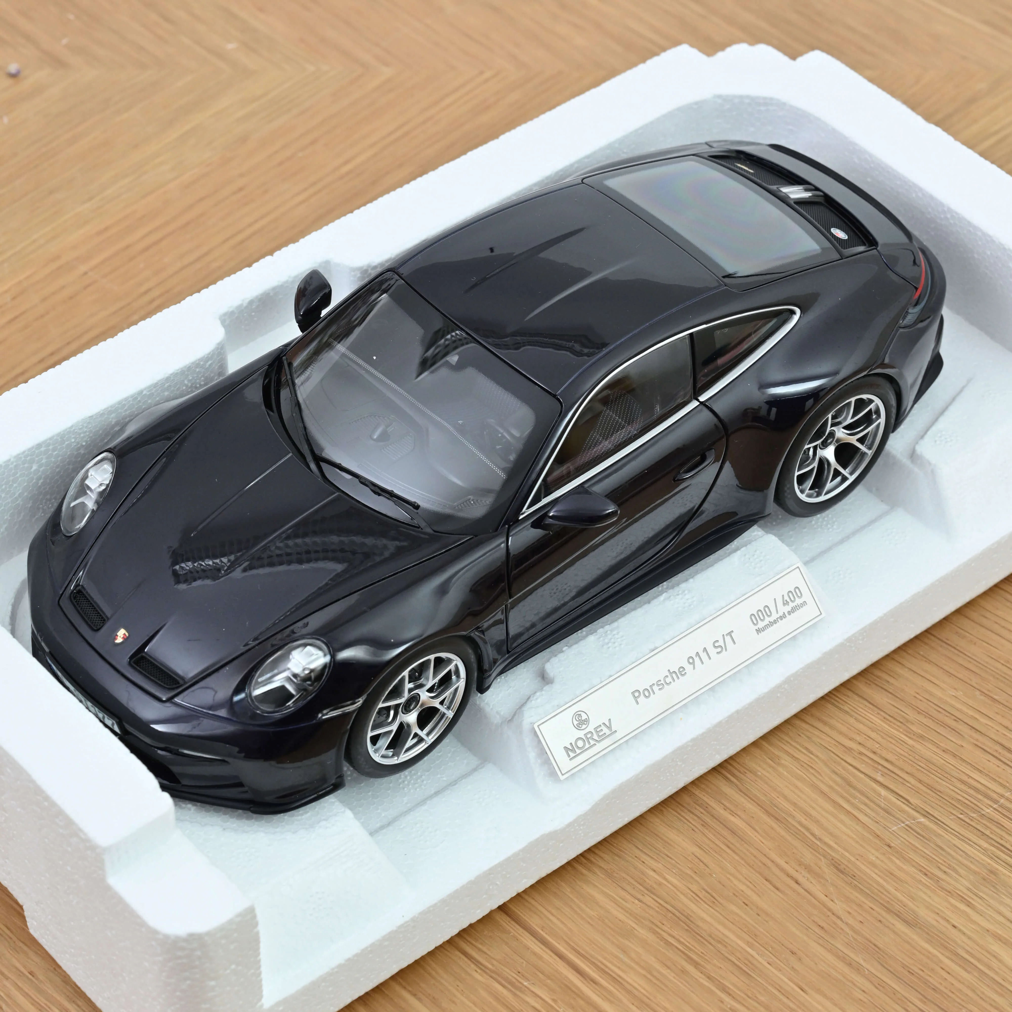 Porsche 911 S/T 2023 Violametallic 1/18 - 400 pcs