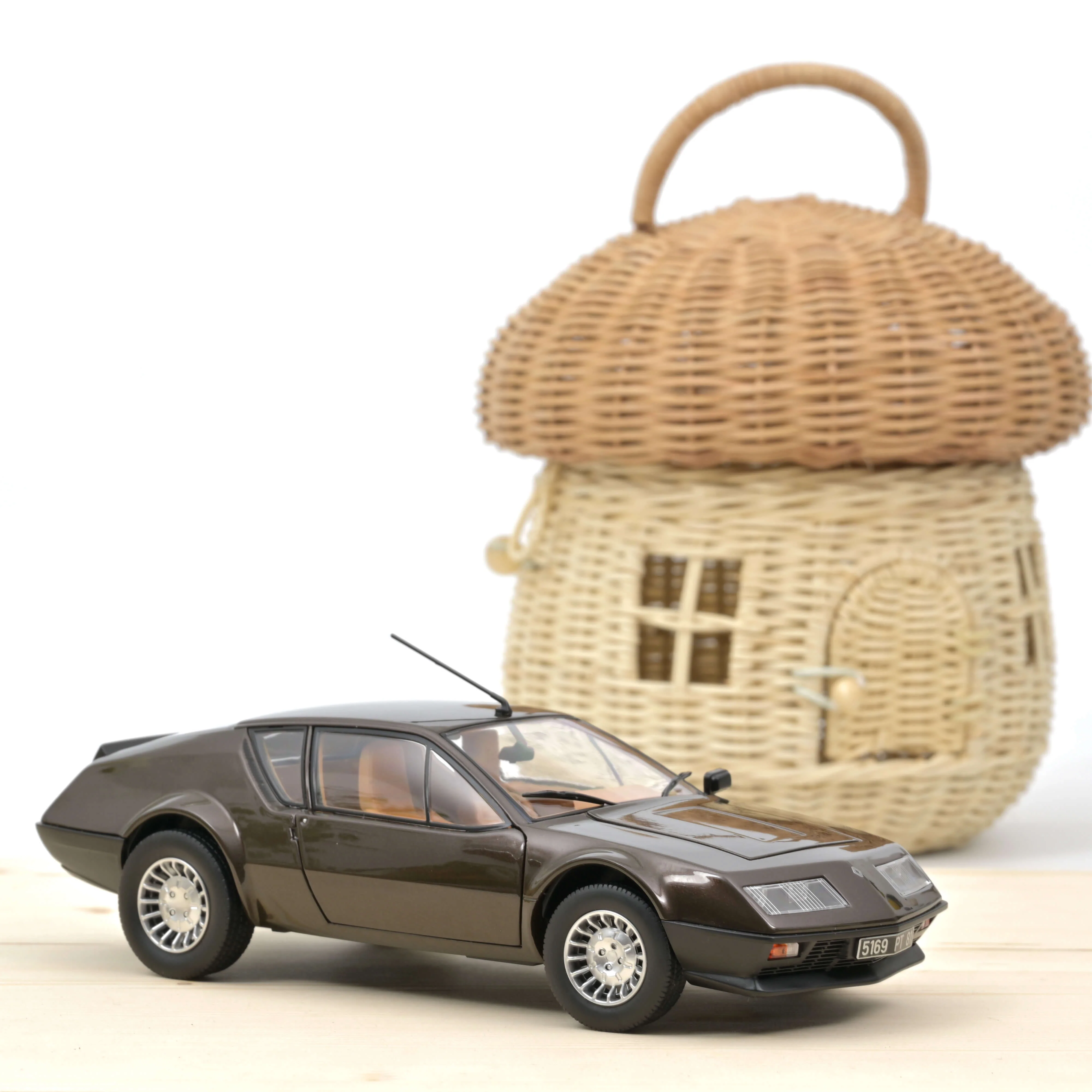 Alpine A310 V6 1981 Marron métallisé 1/18 - 200pcs