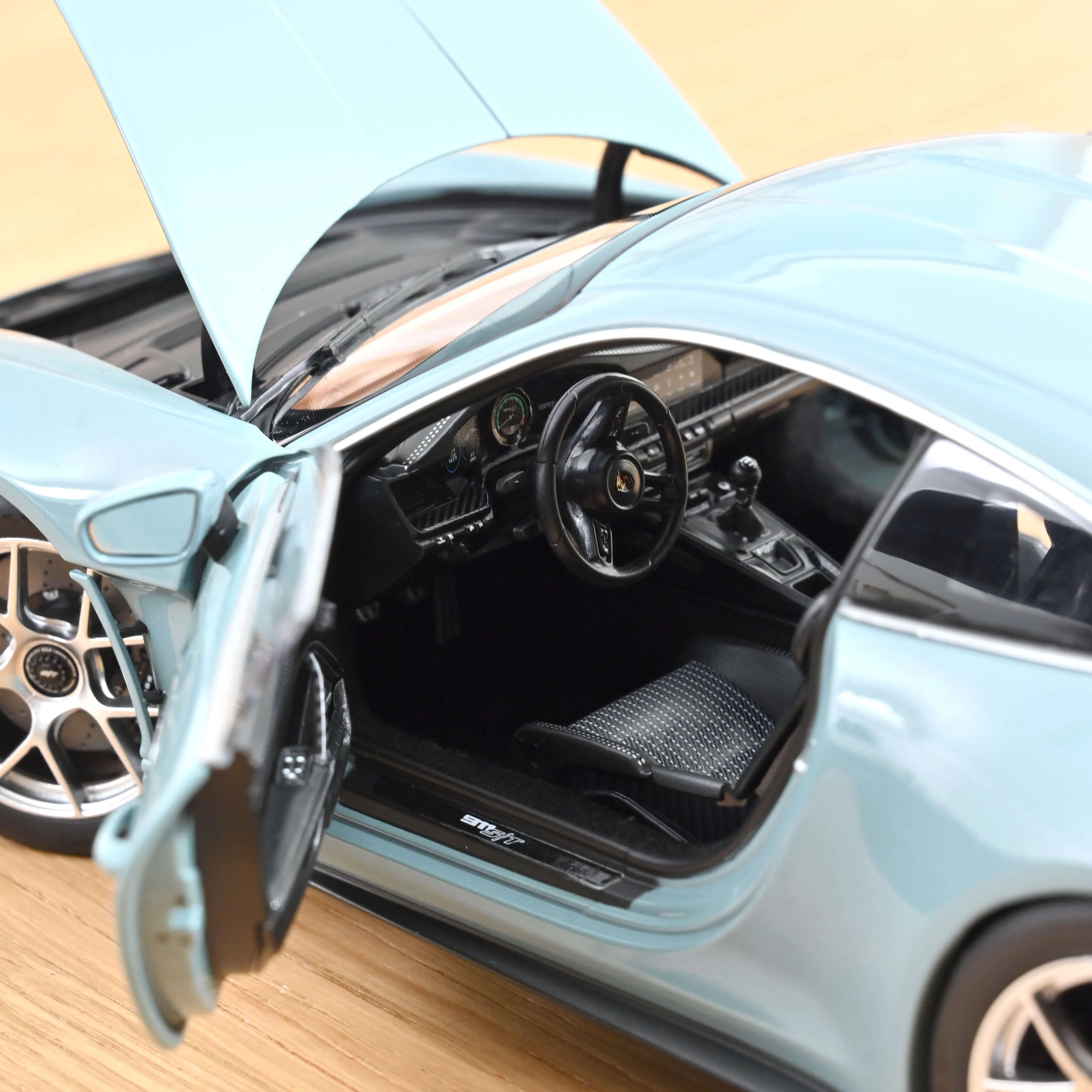 Porsche 911 S/T 2023 Bleu Meissen 1/18