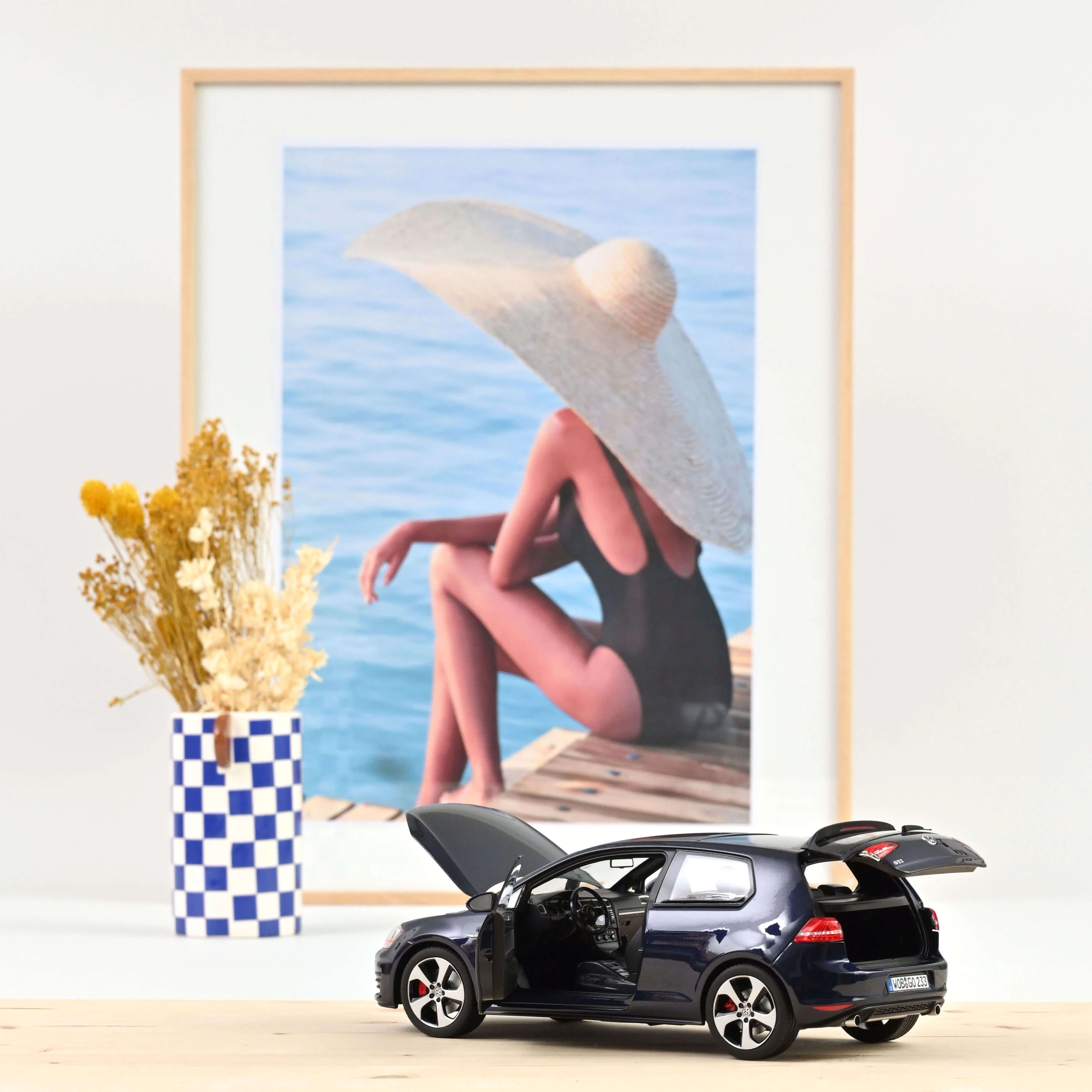 VW Golf GTI 2013 Bleu nuit métallisé 1/18 - 200pcs