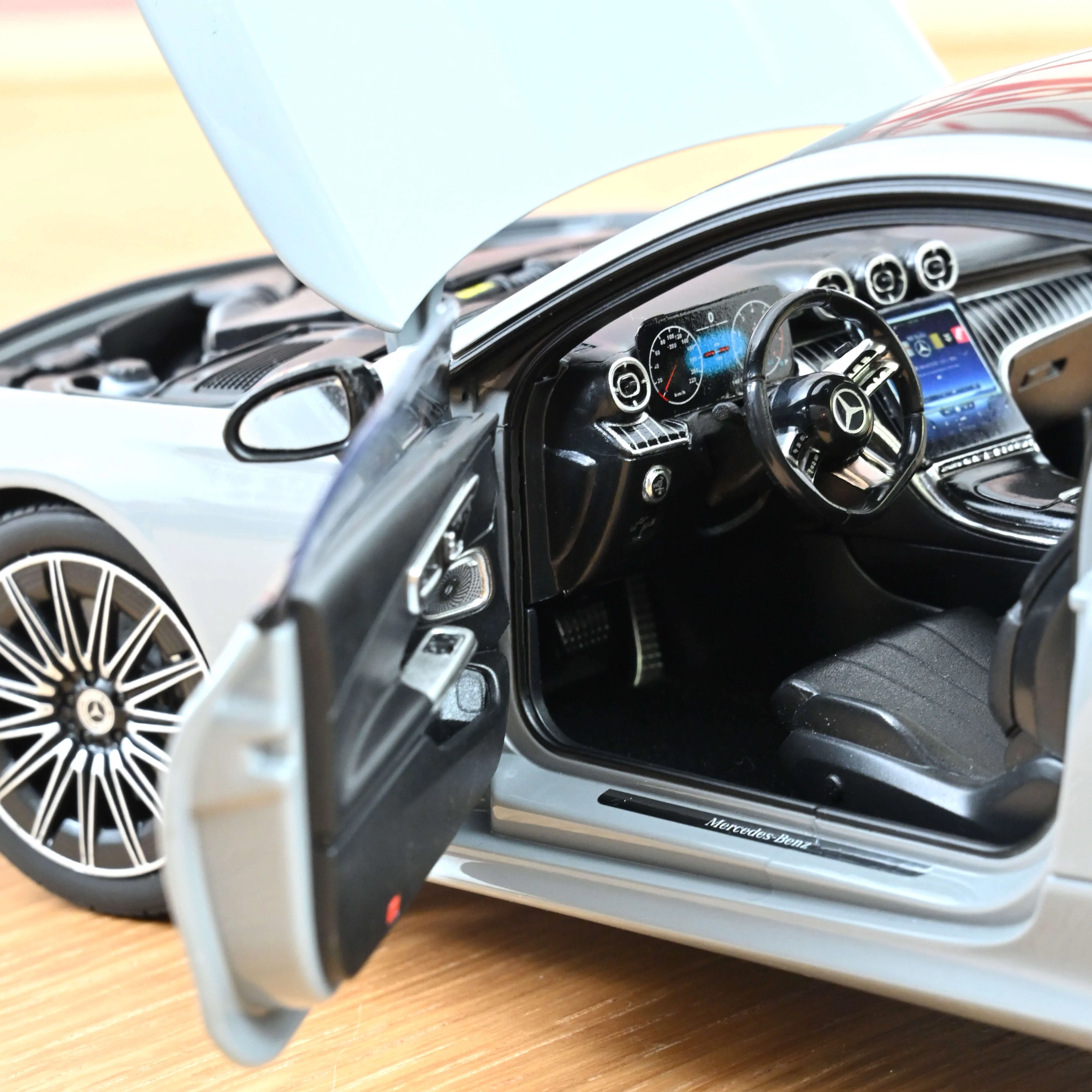 Mercedes-Benz CLE Coupé 2024 Gris Alpine 1/18 - 200pcs