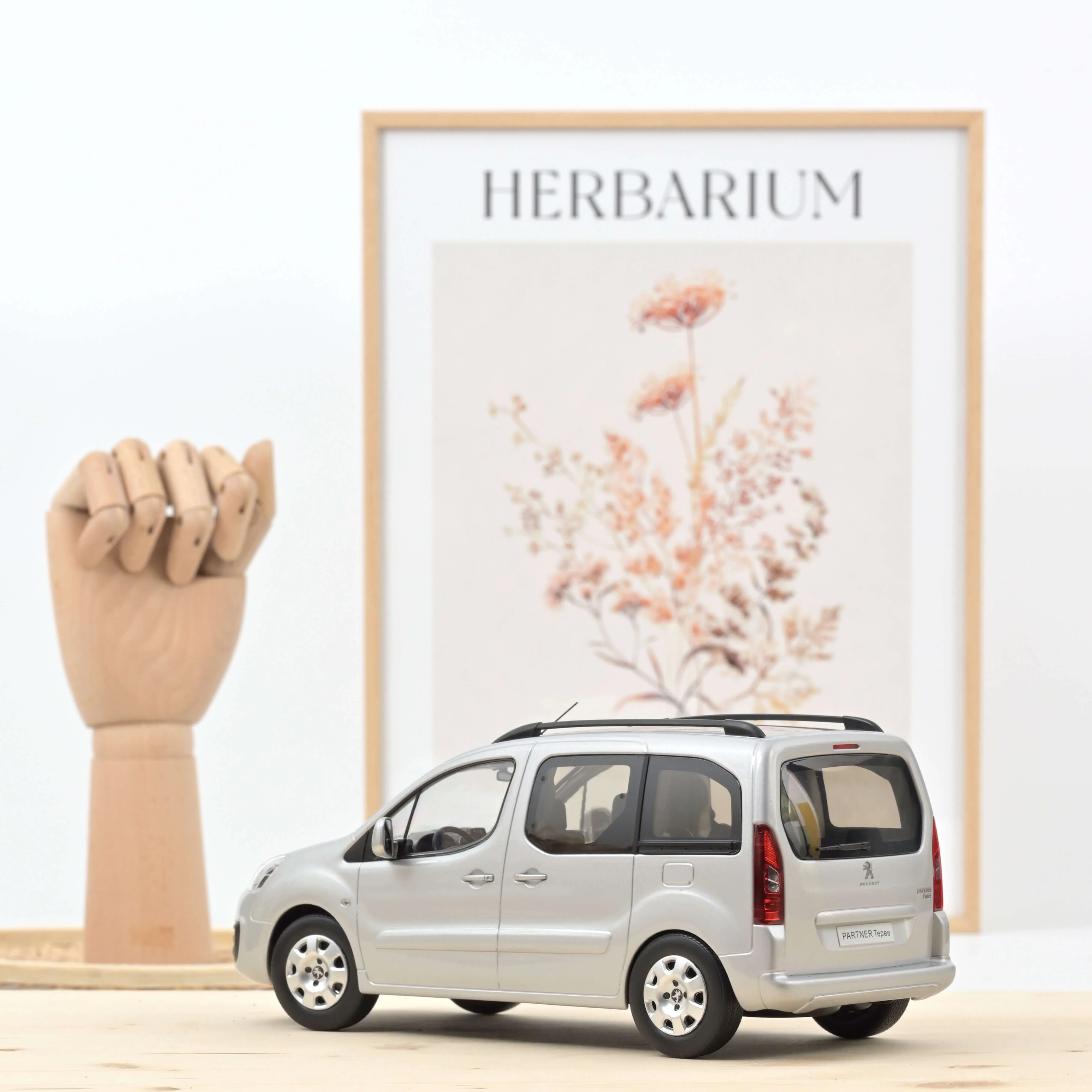 Peugeot Partner 2016 Argent 1/18 - 150pcs