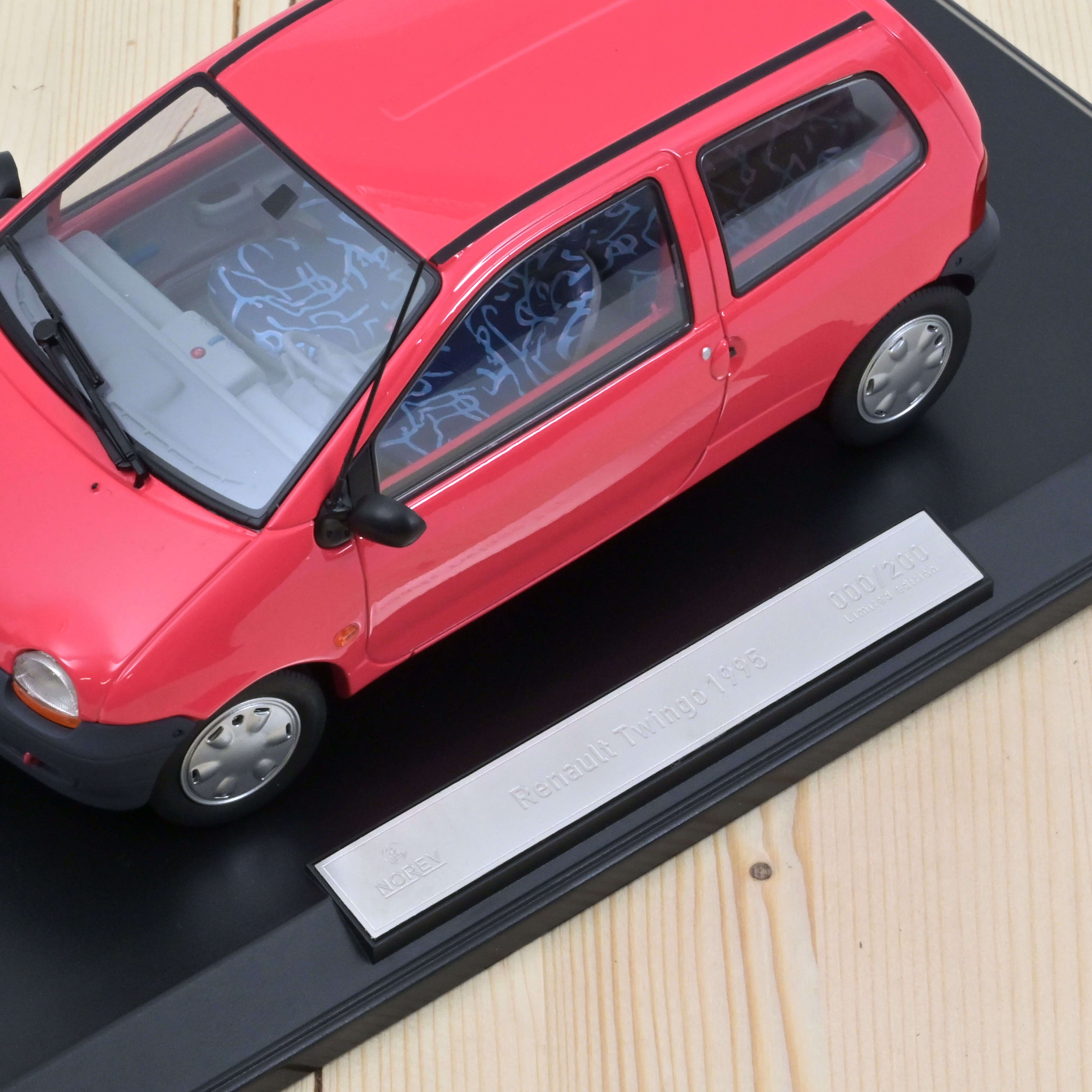 Renault Twingo 1995 Magenta 1/18 - 200pcs