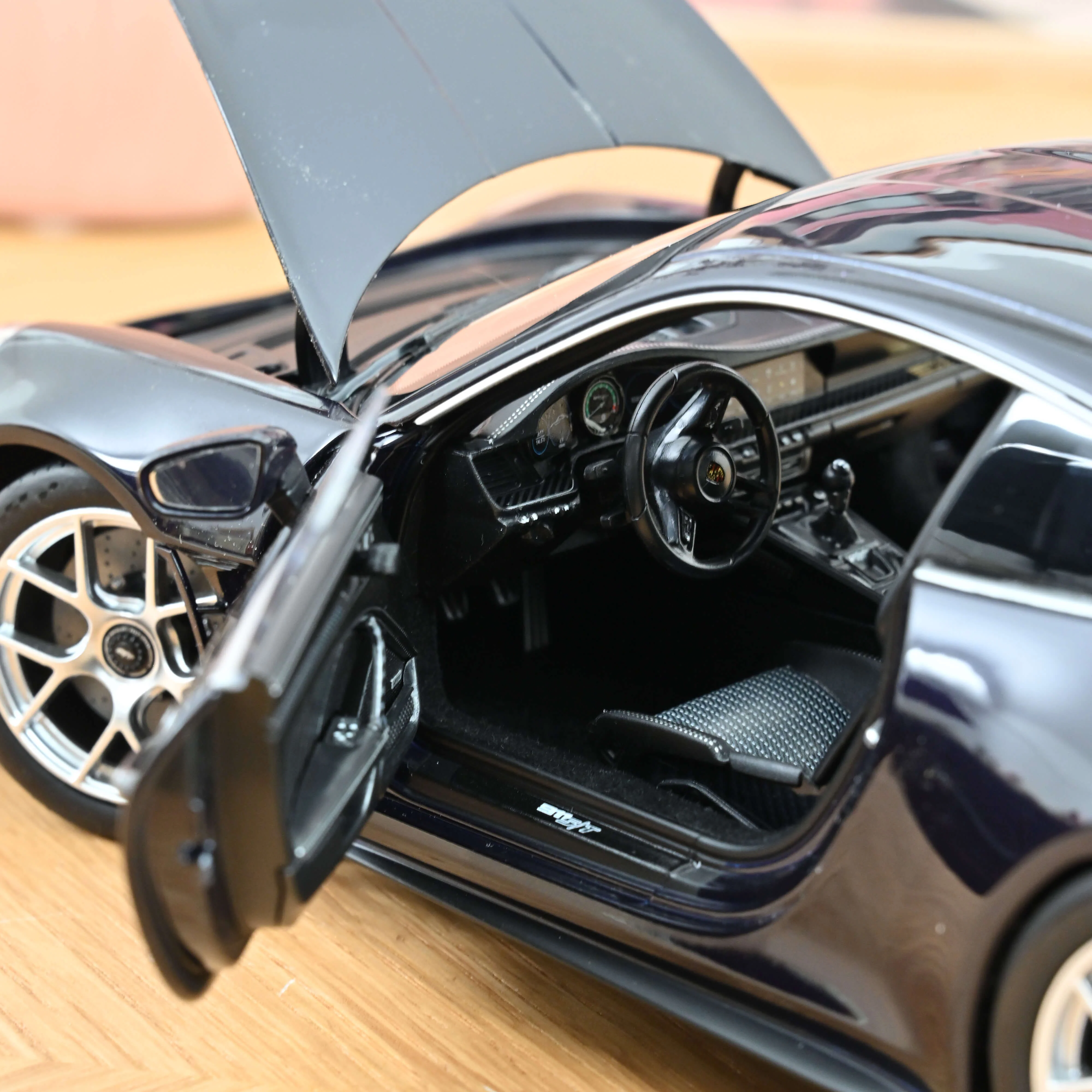 Porsche 911 S/T 2023 Violametallic 1/18 - 400 pcs