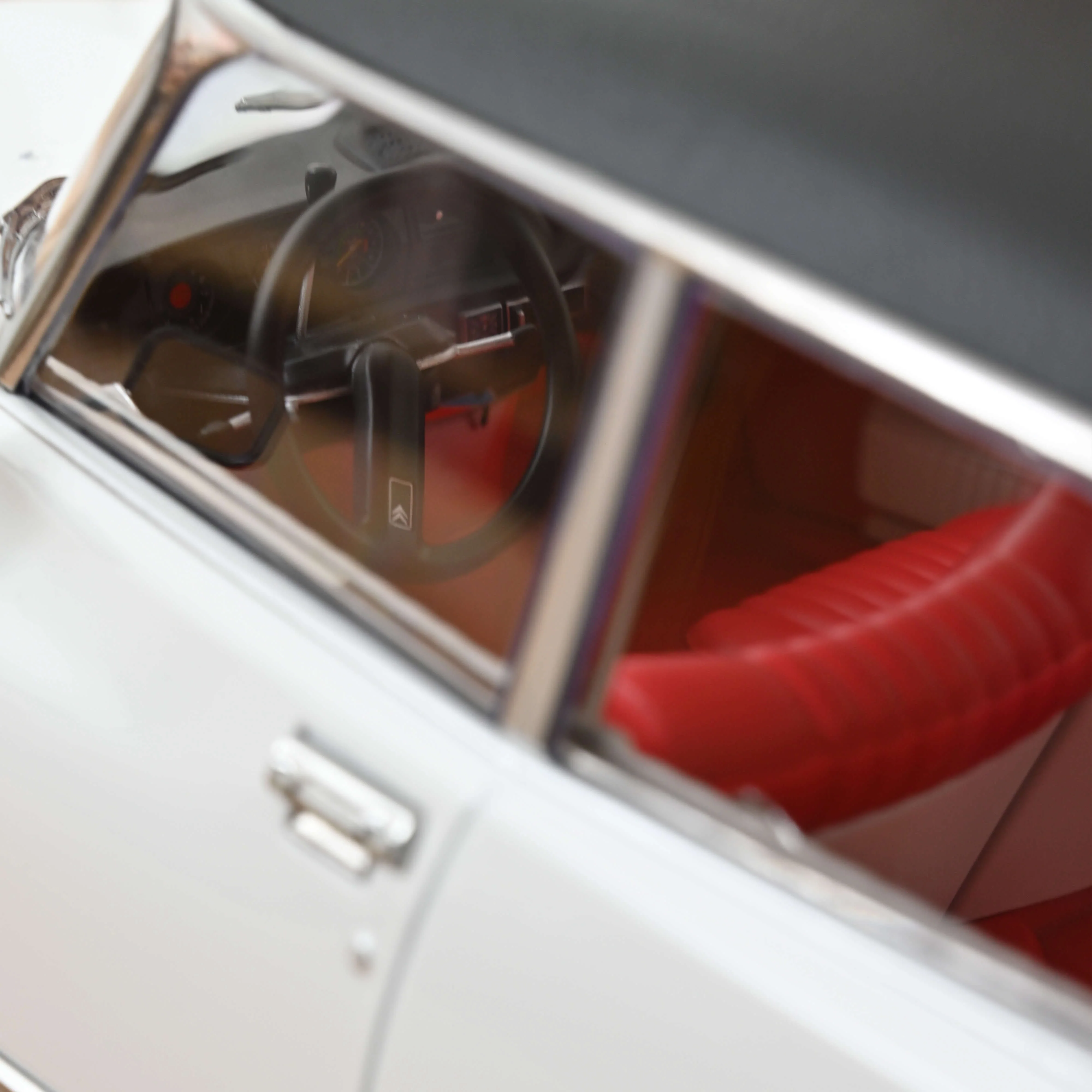 Citroën DS 23 Pallas 1973 Blanc et toit Vinyl Noir 1/12 - 200pcs