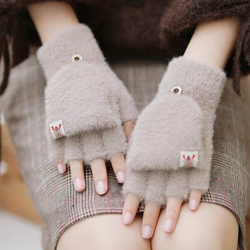 Gray knitted gloves