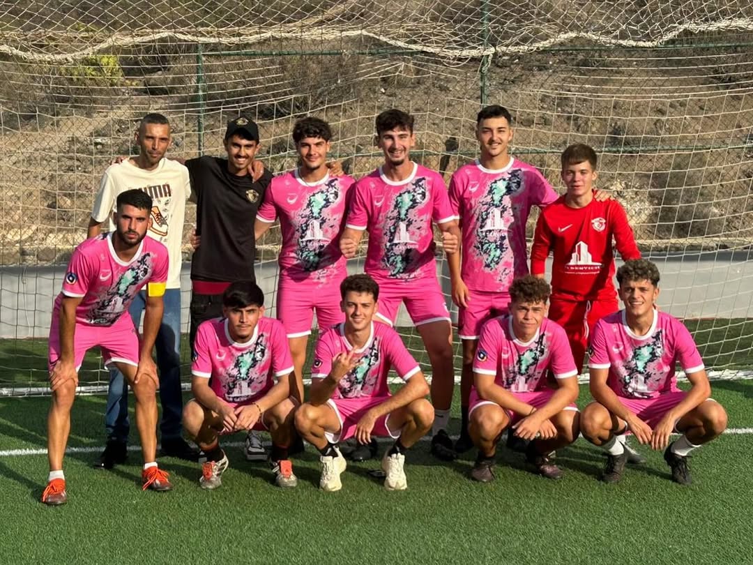 Atl&eacute;tico Guanche in action