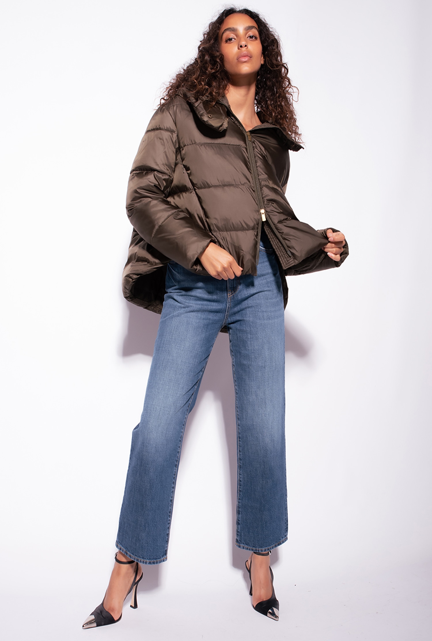 Semi-glossy down jacket with hood