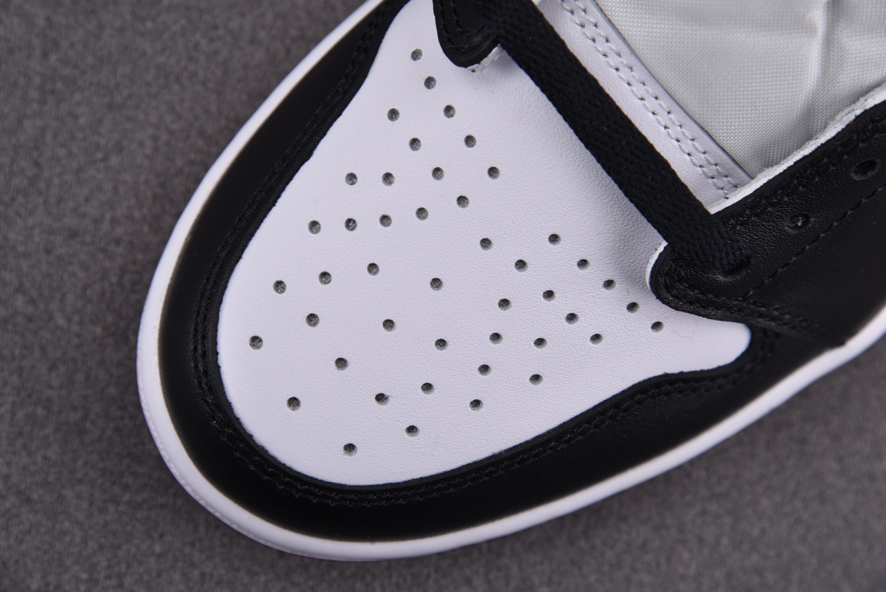 Jordan 1 Retro Low OG Black Toe