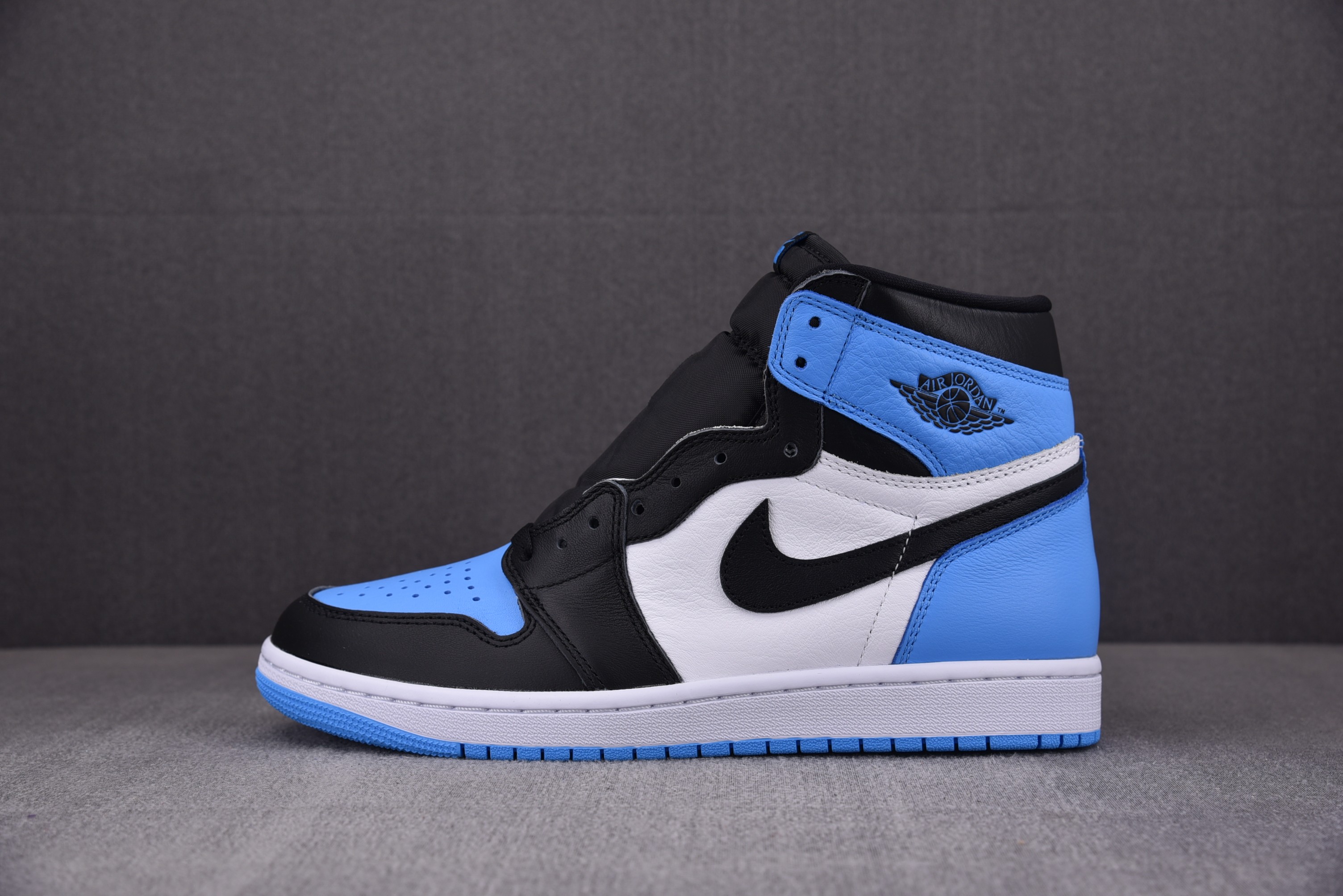 Air Jordan 1 High OG University Blue