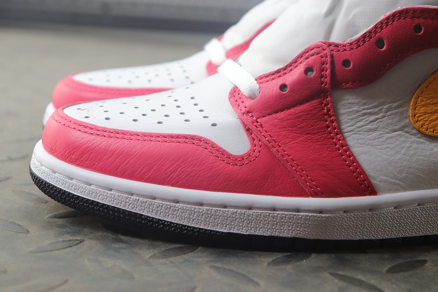 Jordan 1 Retro High OG Light Fusion Red
