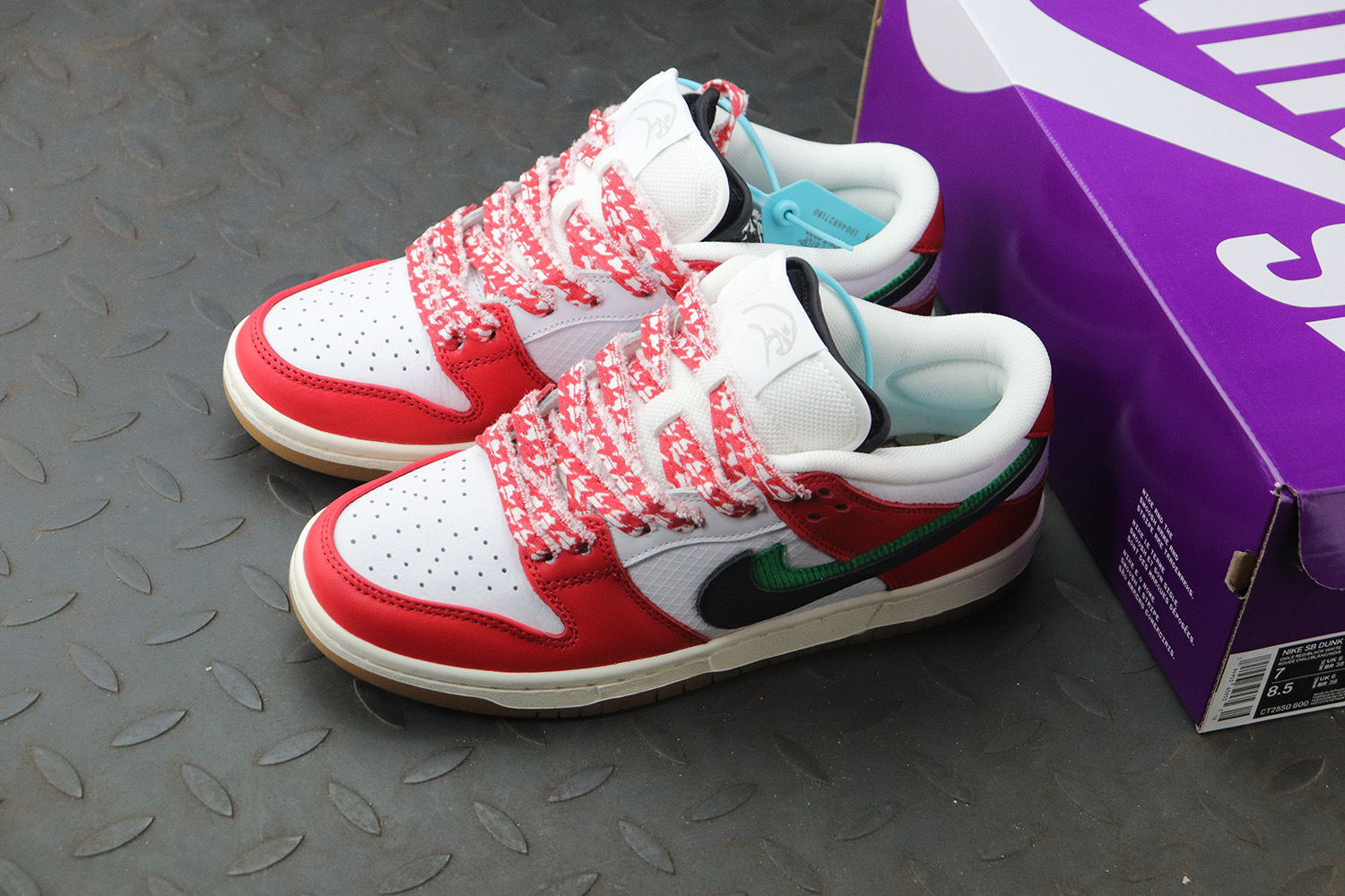 Nike SB Dunk Low Habibi