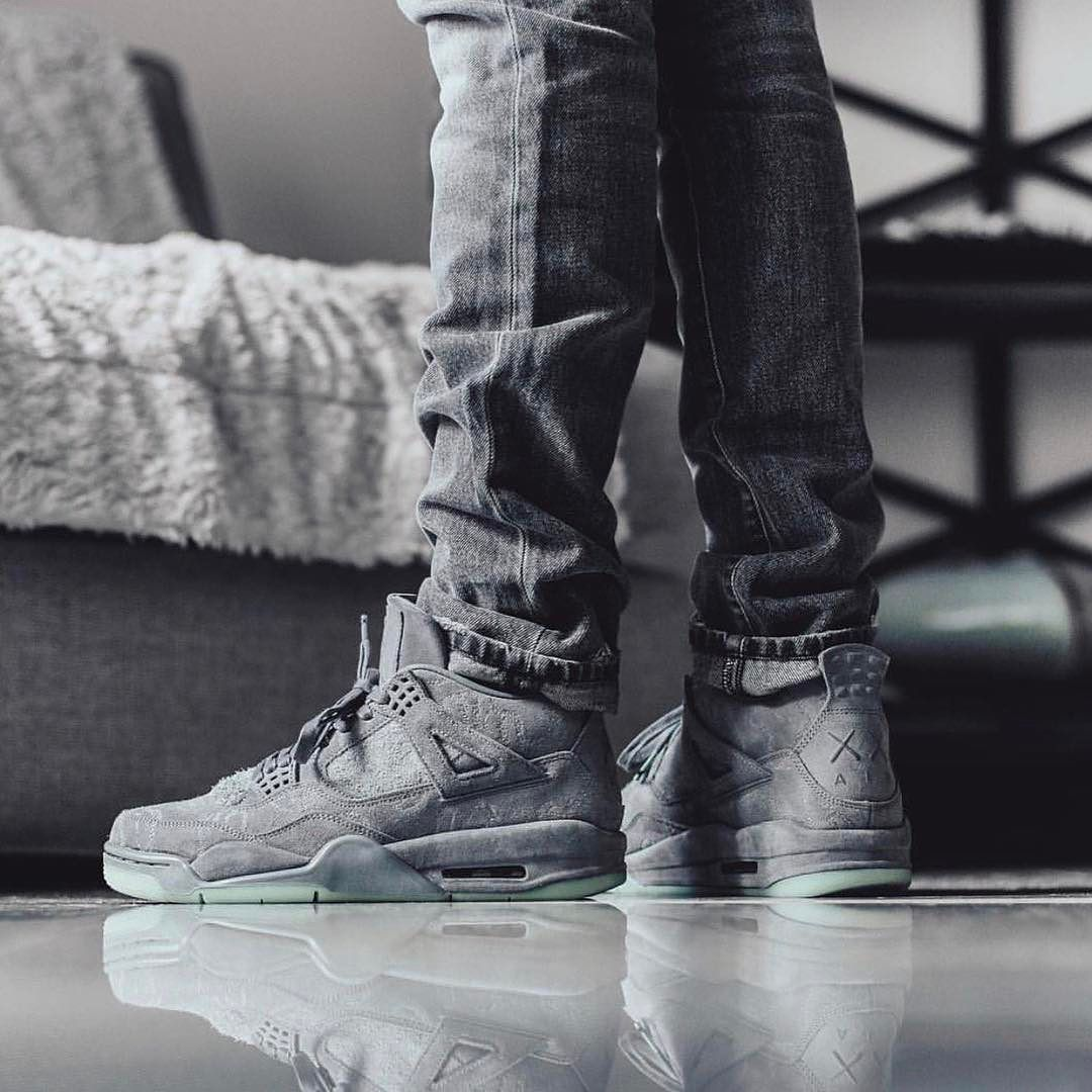 Jordan 4 Retro Kaws