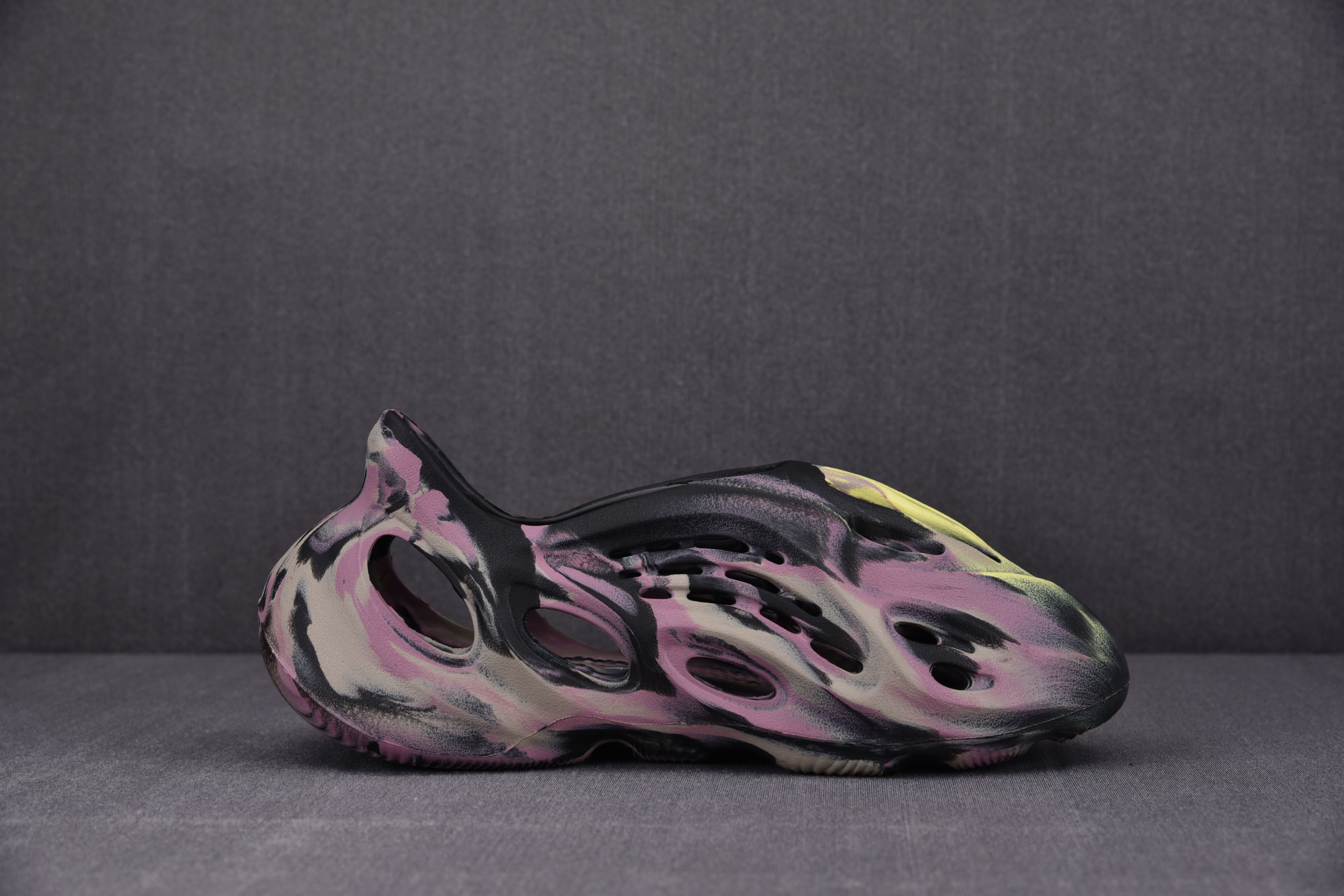 adidas Yeezy Foam RNR MX Carbon