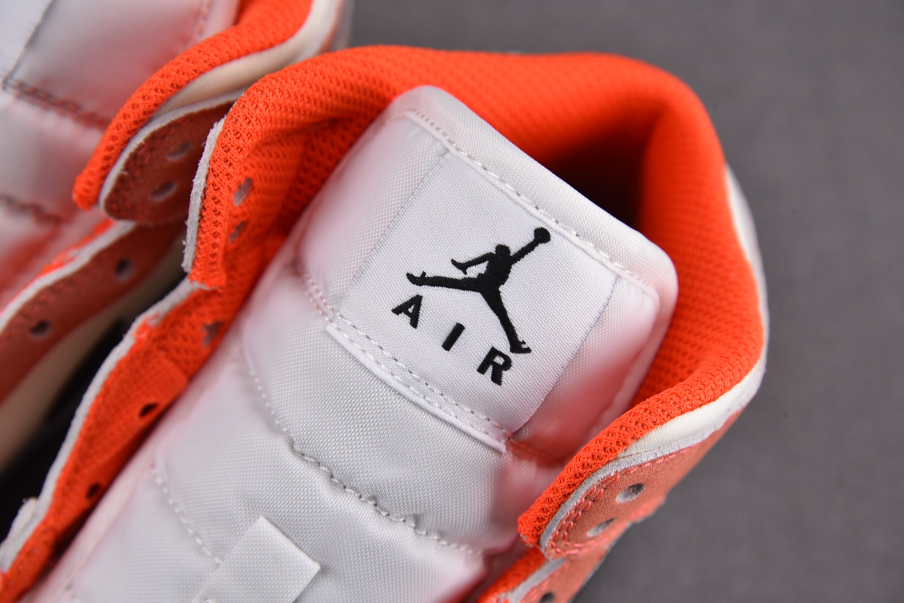 Jordan 1 Mid SE Orange Suede (GS)