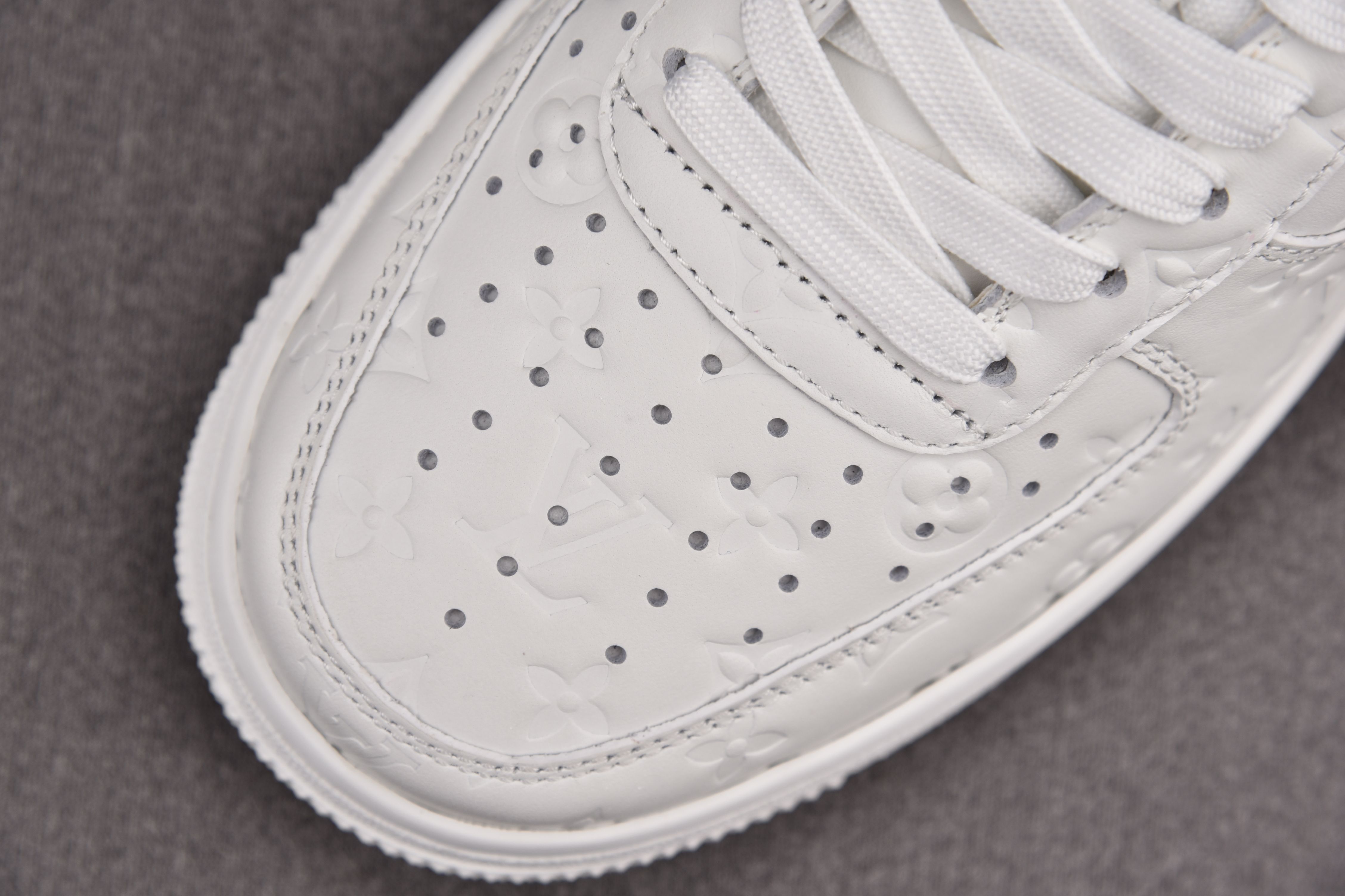 Nike Air Force 1 Low Louis Vuitton   Monogram Triple White (Be careful about the size!!)
