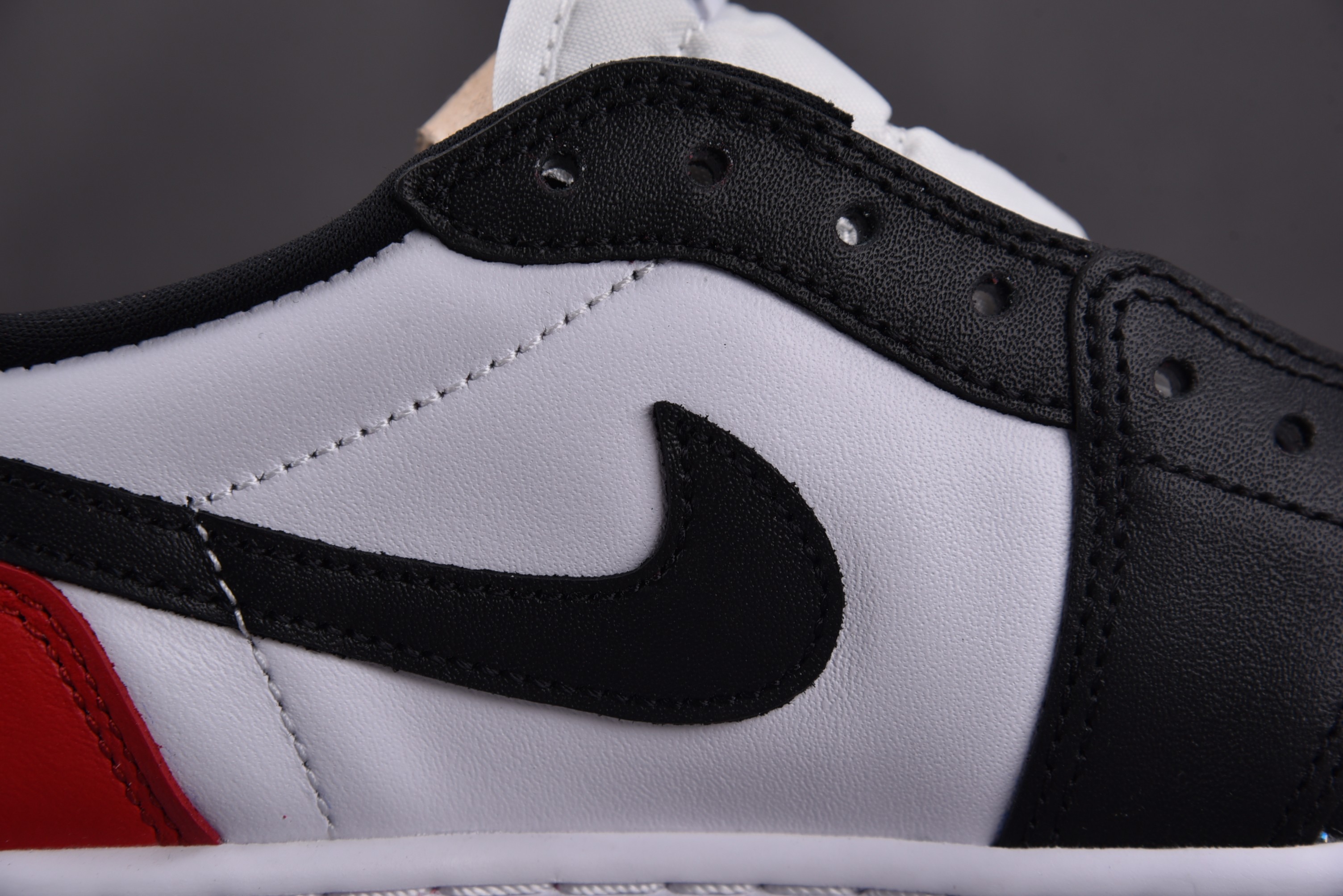 Jordan 1 Retro Low OG Black Toe