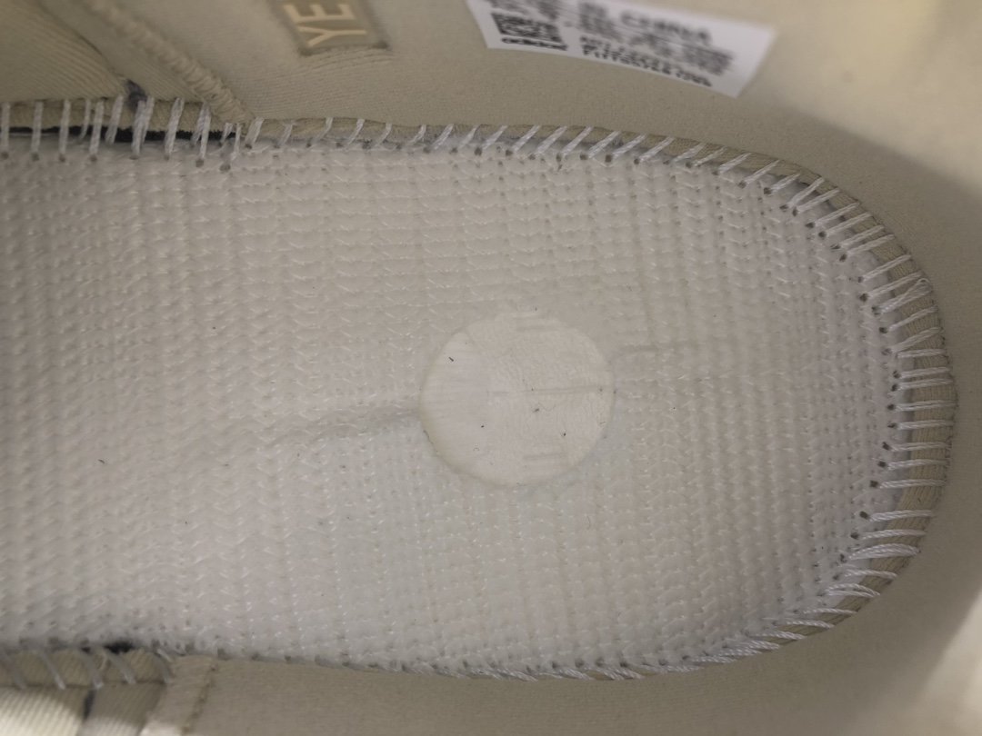 Adidas Yeezy Boost 700 Magnet