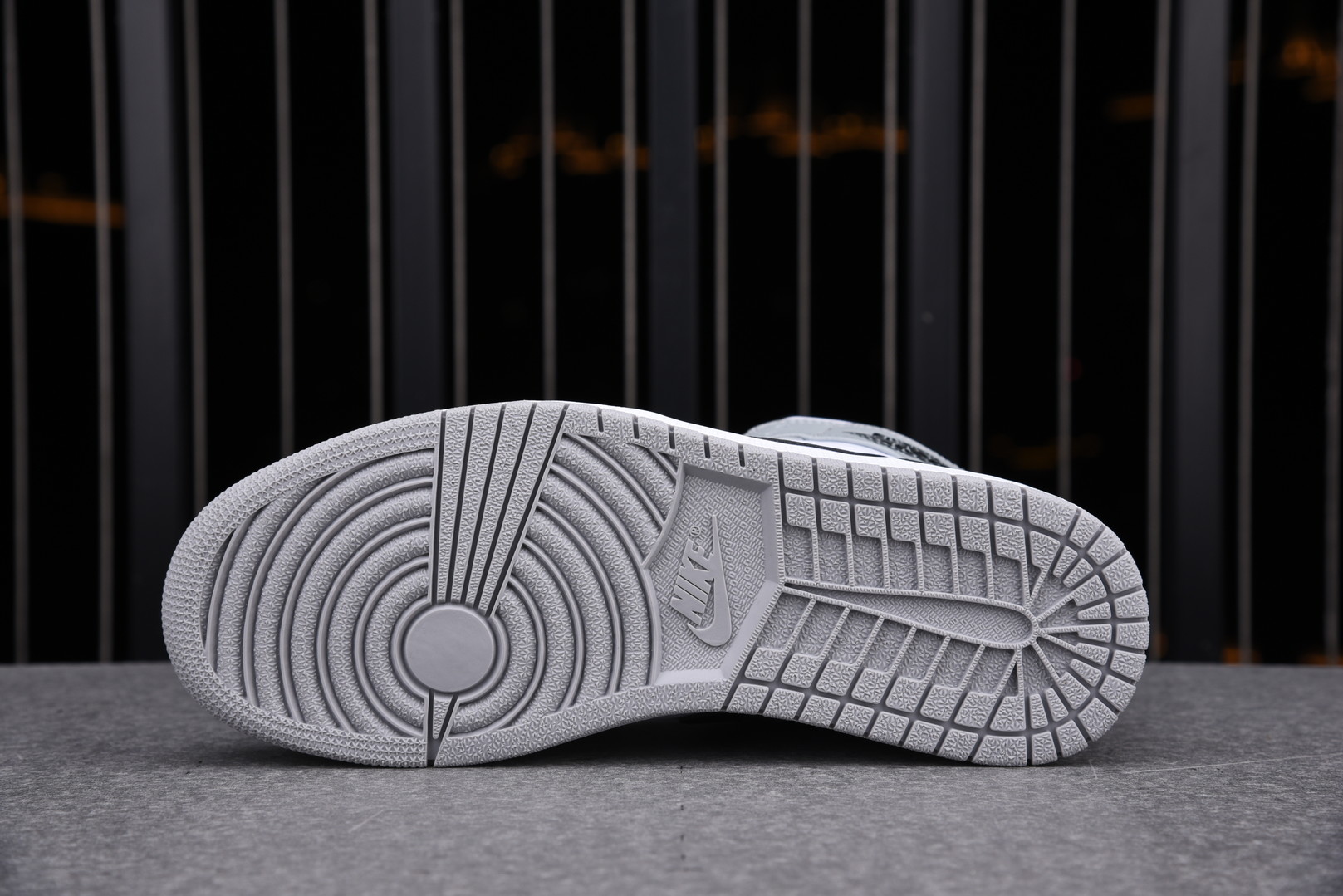 Jordan 1 Mid Light Smoke Grey