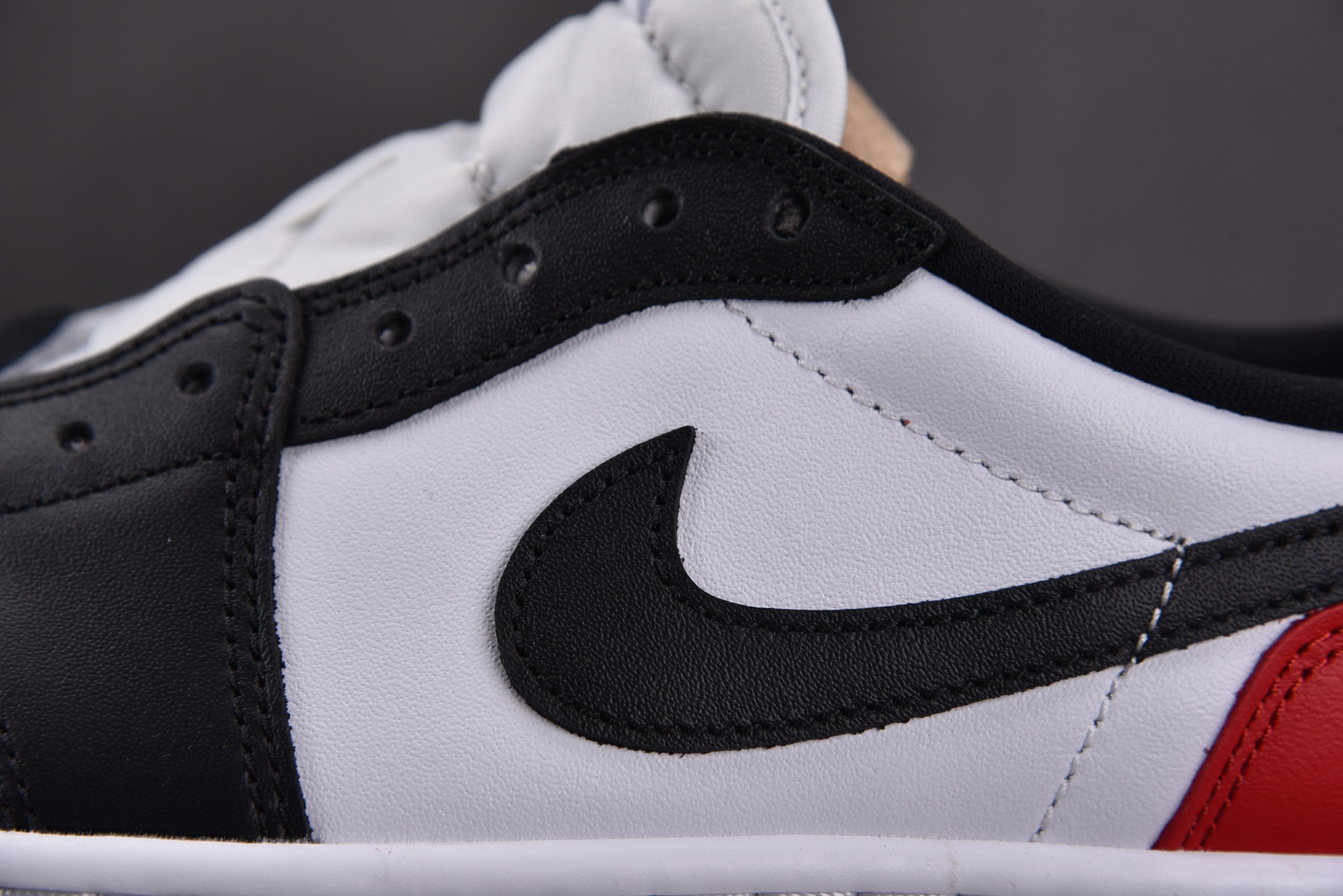 Jordan 1 Retro Low OG Black Toe