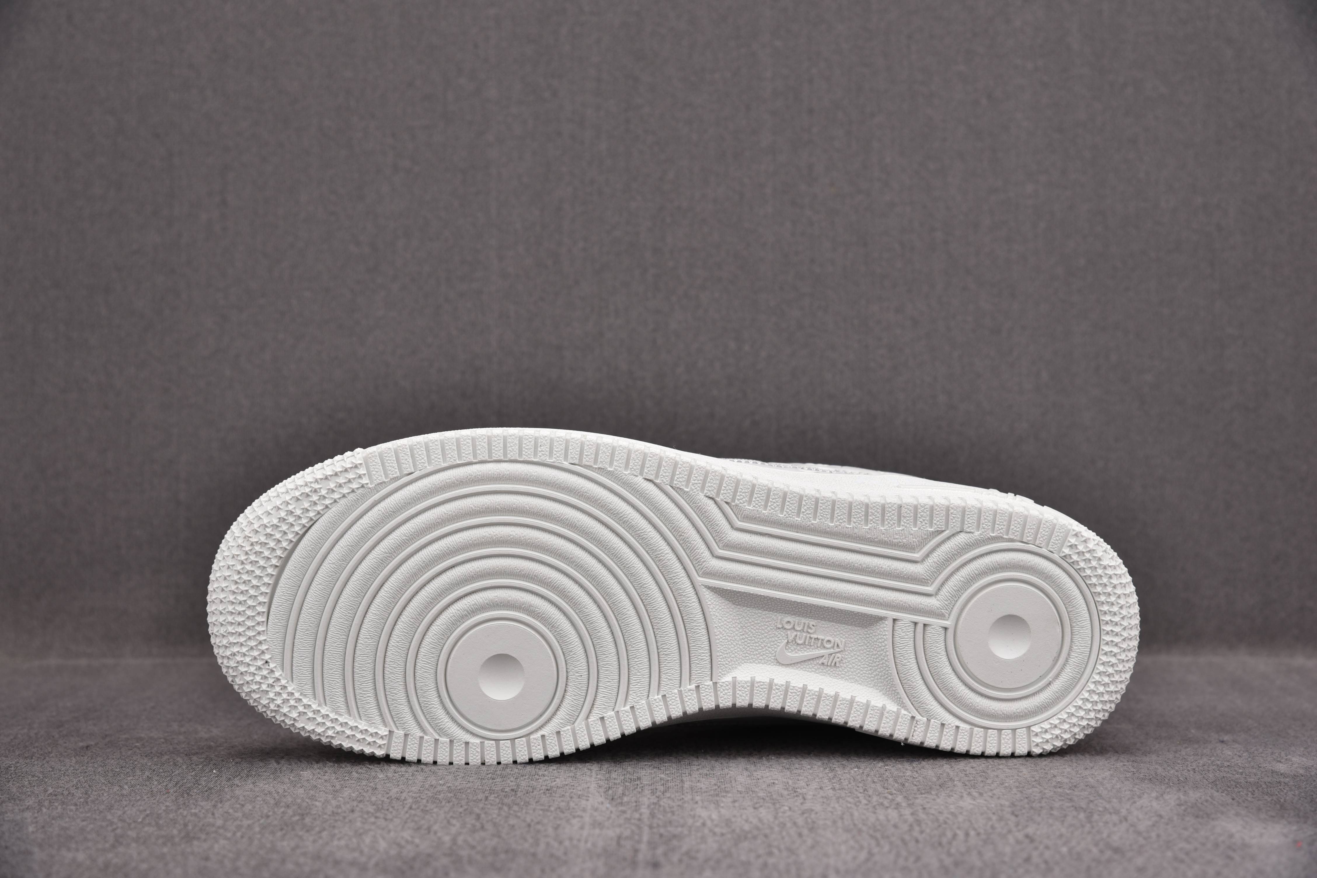 Nike Air Force 1 Low Louis Vuitton   Monogram Triple White (Be careful about the size!!)