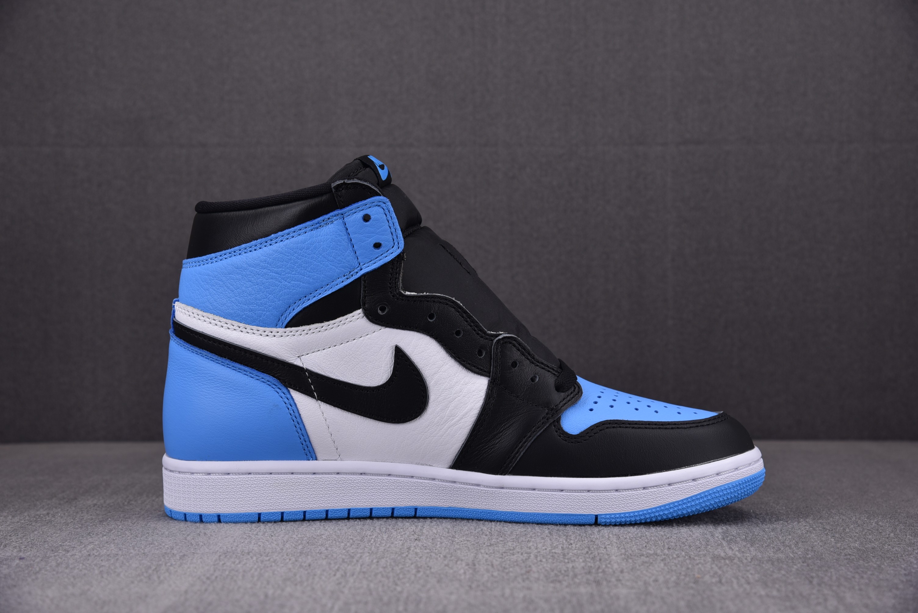 Air Jordan 1 High OG University Blue
