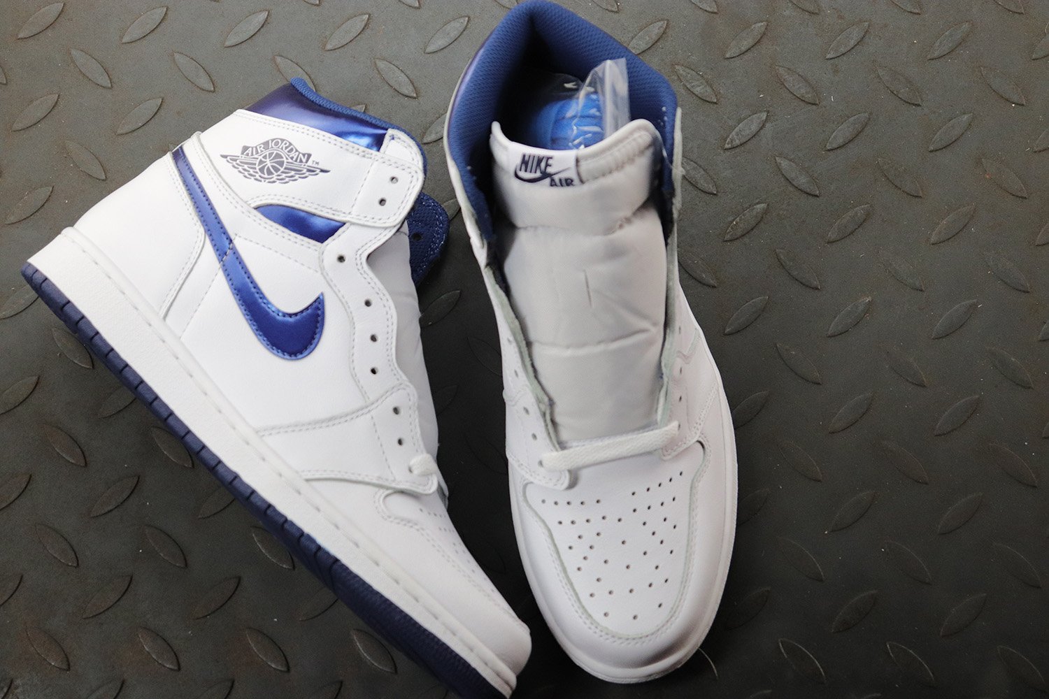 Jordan 1 Retro Metallic Navy