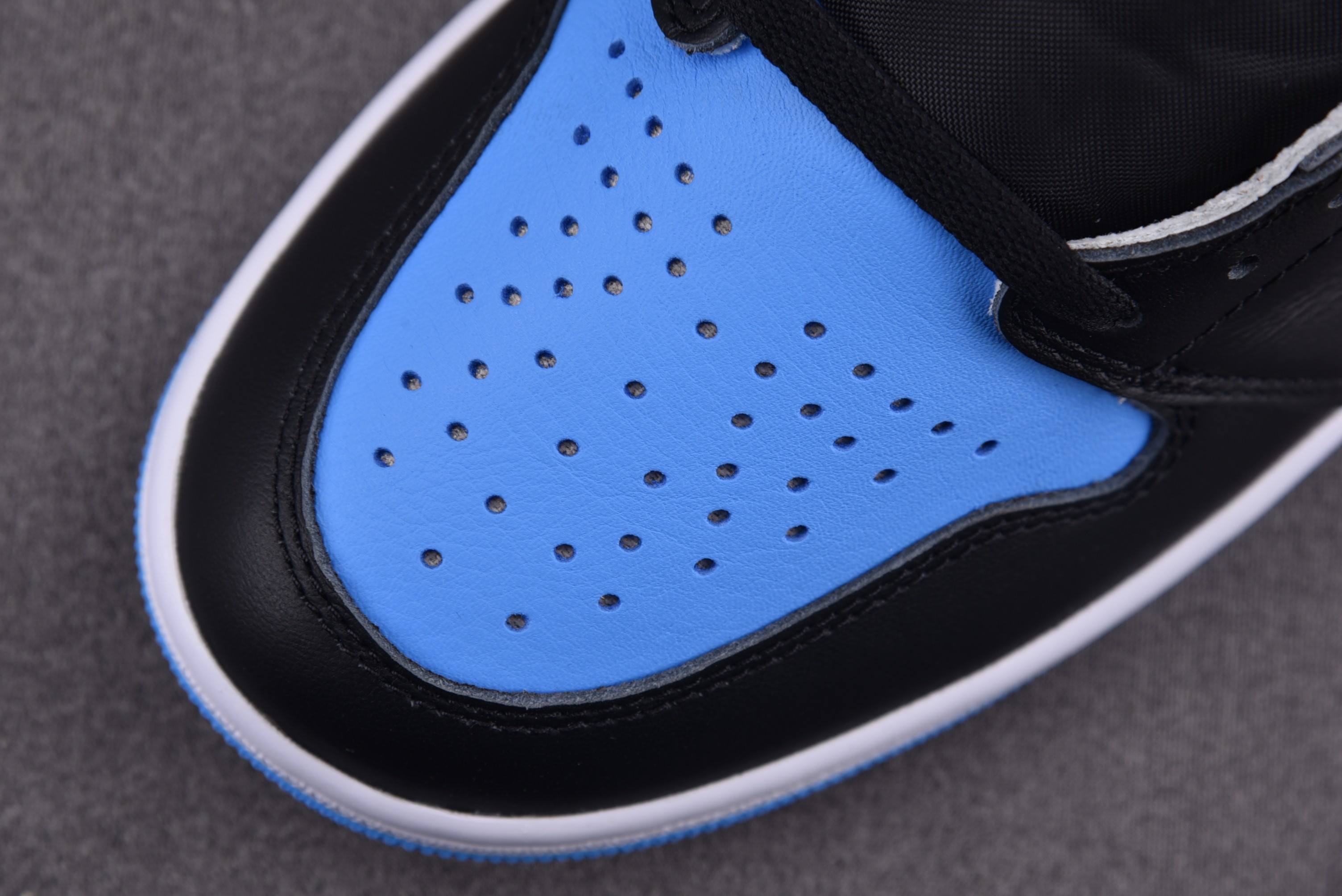 Air Jordan 1 High OG University Blue