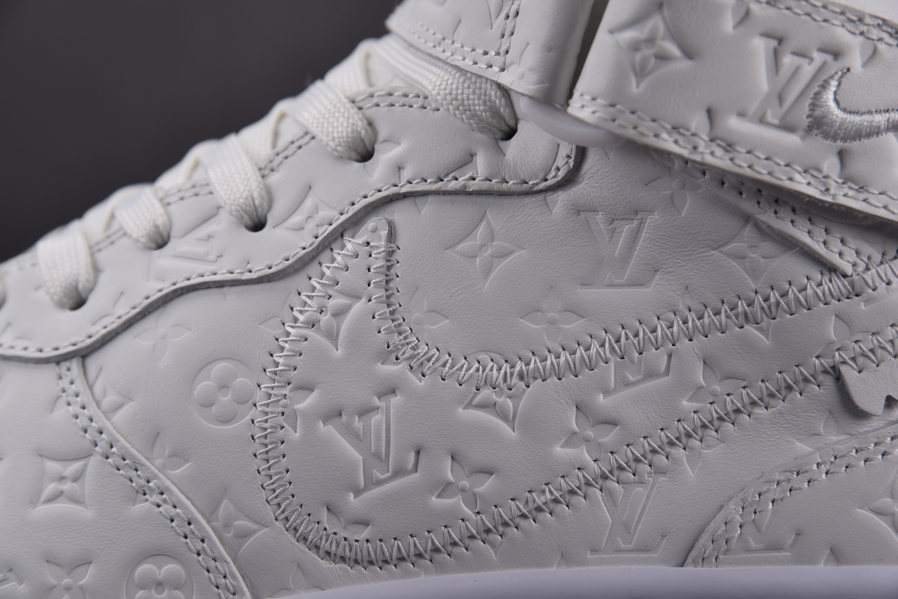 Nike Air Force 1 High Louis Vuitton   Monogram Triple White (Be careful about the size!!)