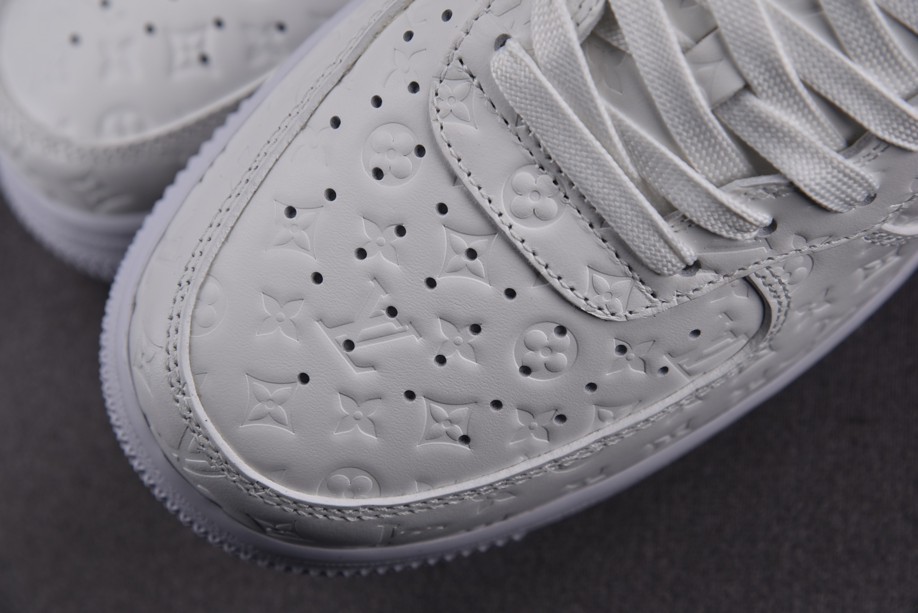 Nike Air Force 1 High Louis Vuitton   Monogram Triple White (Be careful about the size!!)
