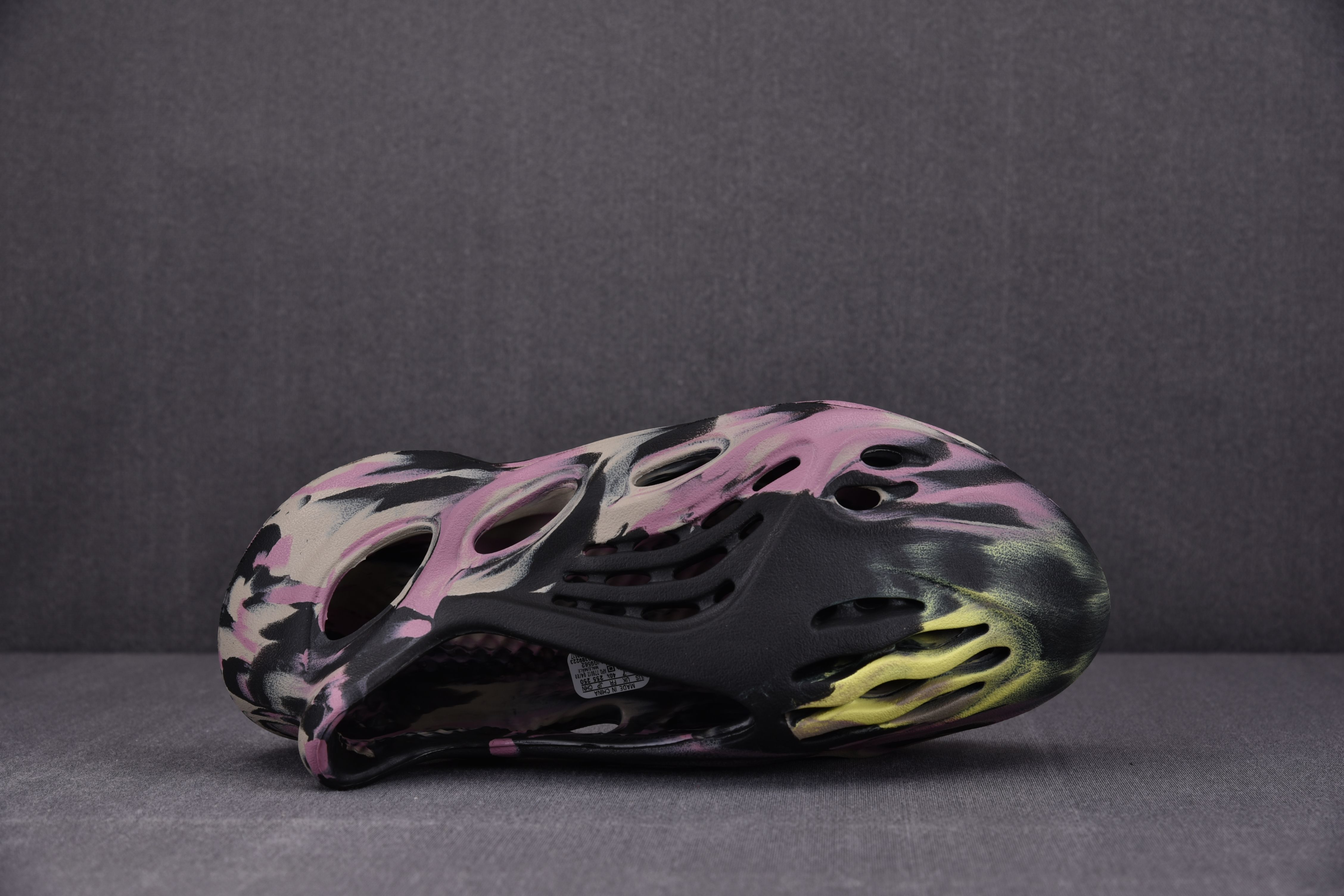 adidas Yeezy Foam RNR MX Carbon