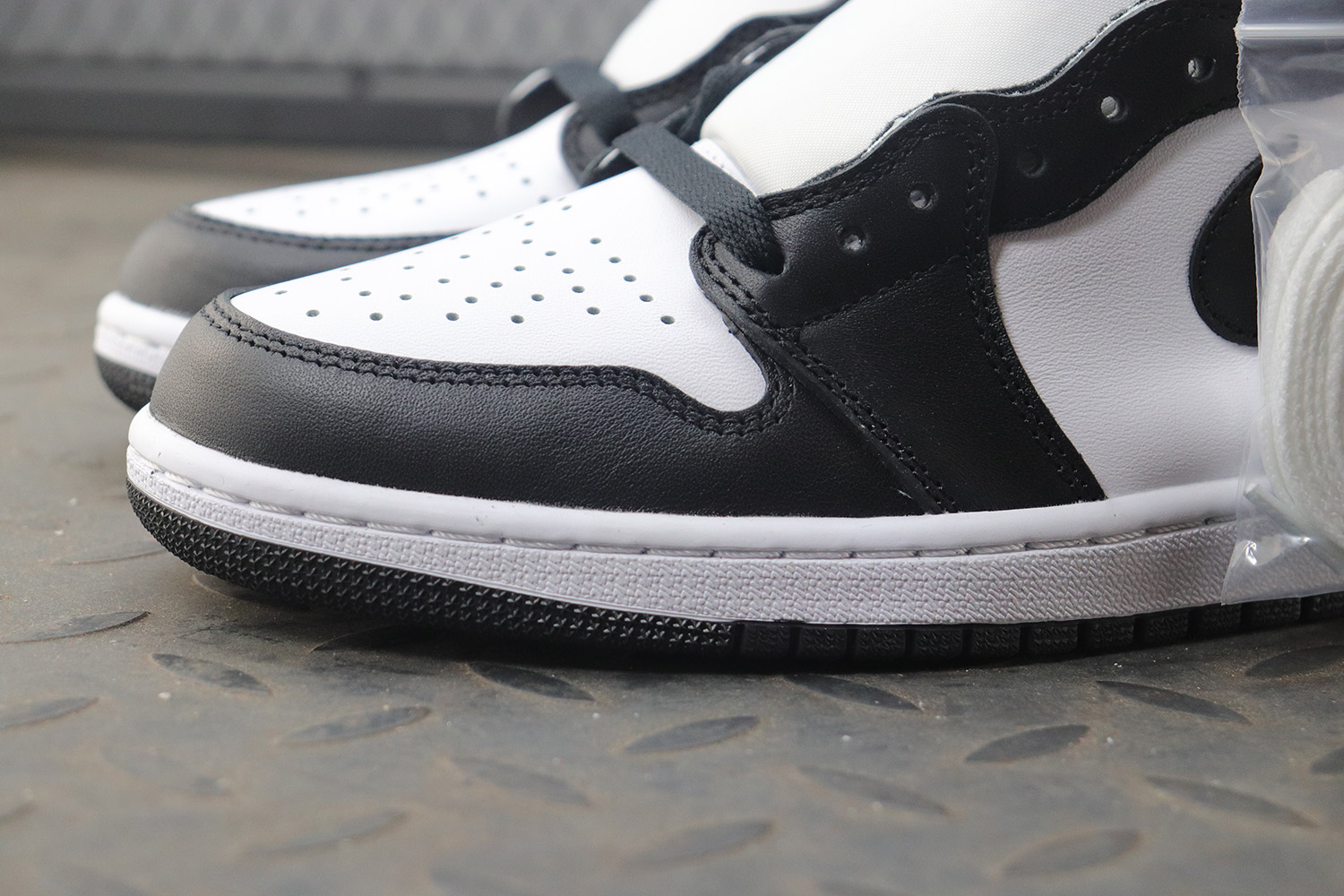 Jordan 1 Retro Black White