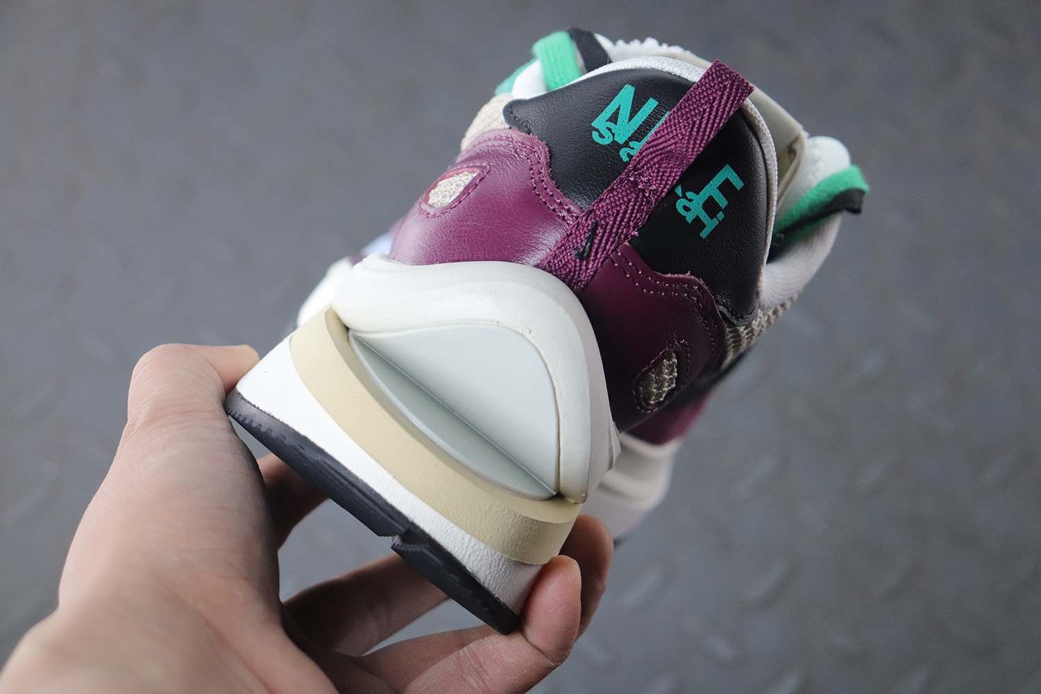 Nike Vaporwaffle sacai Villain Red Neptune Green