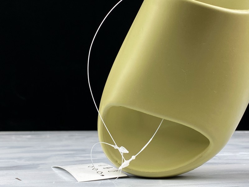 Yeezy Slide Resin (One Size Smaller!!)